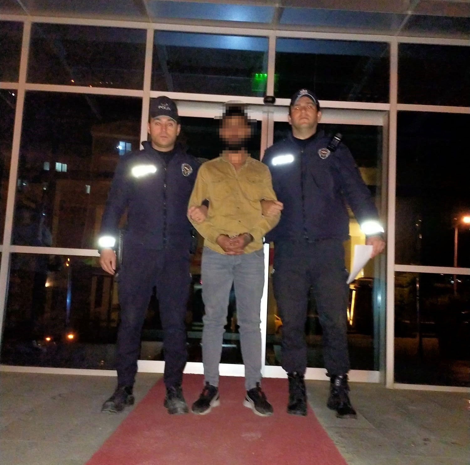 Ticari taksiyi gasp etti, aracını almaya giden taksiciyi 7-8 kişiyle darp etti Edirne’nin Keşan ilçesinde gasp ettiği ticari taksiyle kaçan şahıs, araç sahibi tarafından GPS sinyali izlenerek bulundu. Taksisini almaya giden ...