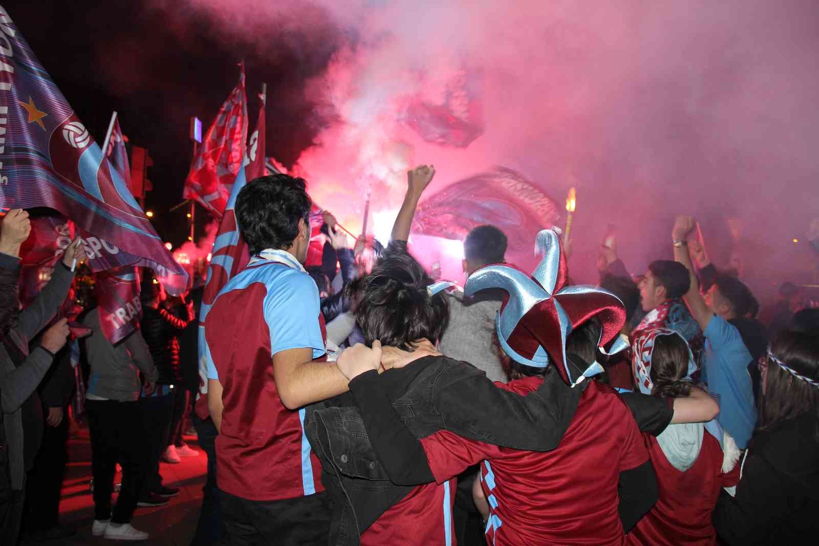 Trabzonspor’un şampiyonluğu Kocaeli’de taraftarları sokağa döktü Kocaeli’de Trabzonsporlu taraftar 38 yıl sonra gelen şampiyonluğun sevincini doyasıya yaşadı. Trabzonspor, 38 yıl aradan sonra Süper Lig ...