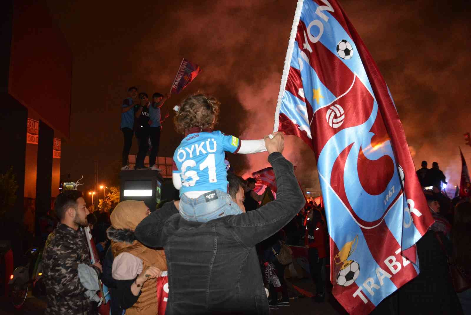 Trabzonspor’un şampiyonluğu Kocaeli’de taraftarları sokağa döktü Kocaeli’de Trabzonsporlu taraftar 38 yıl sonra gelen şampiyonluğun sevincini doyasıya yaşadı. Trabzonspor, 38 yıl aradan sonra Süper Lig ...