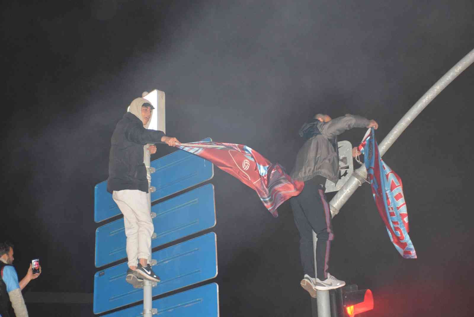 Trabzonspor’un şampiyonluğu Kocaeli’de taraftarları sokağa döktü Kocaeli’de Trabzonsporlu taraftar 38 yıl sonra gelen şampiyonluğun sevincini doyasıya yaşadı. Trabzonspor, 38 yıl aradan sonra Süper Lig ...