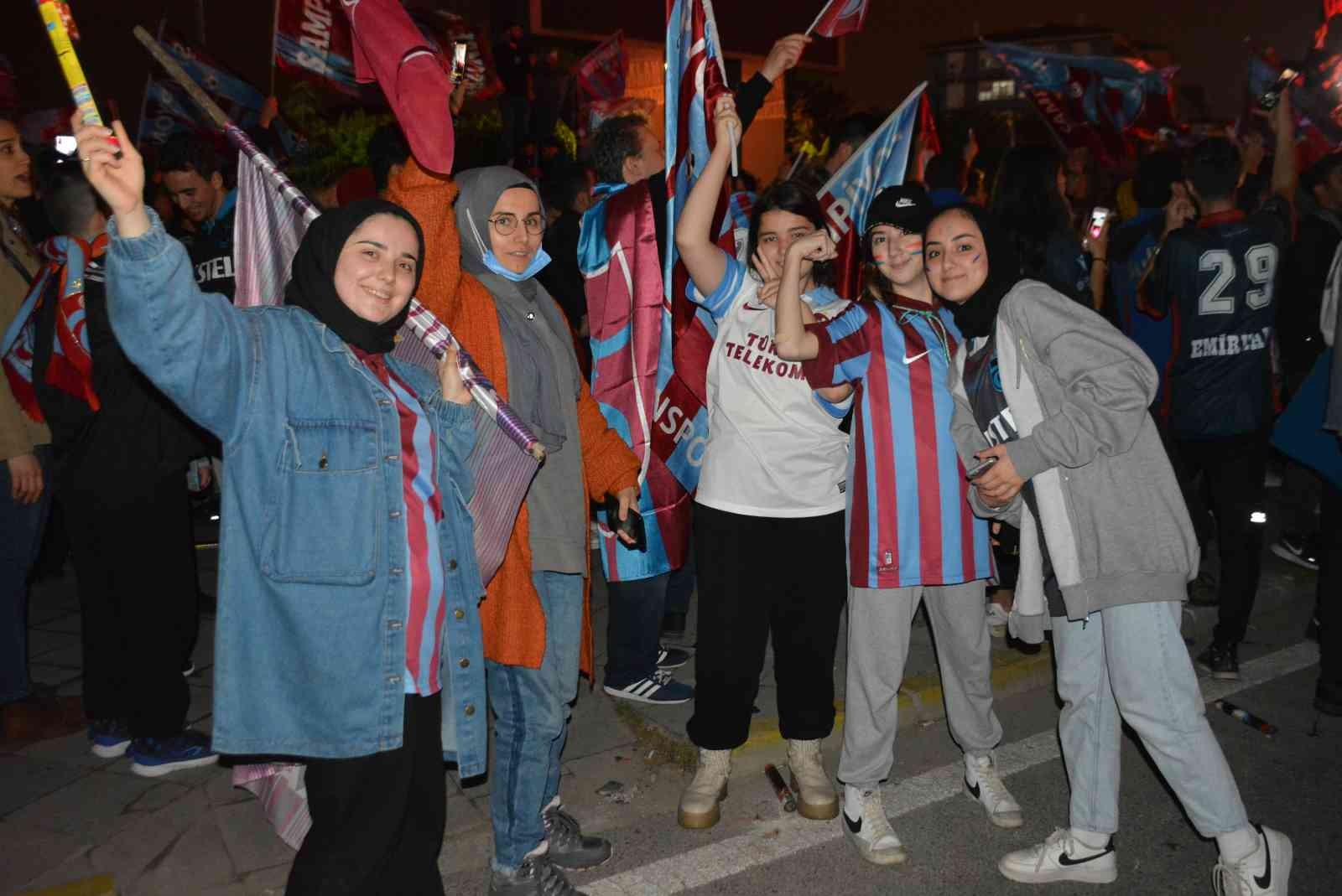 Trabzonspor’un şampiyonluğu Kocaeli’de taraftarları sokağa döktü Kocaeli’de Trabzonsporlu taraftar 38 yıl sonra gelen şampiyonluğun sevincini doyasıya yaşadı. Trabzonspor, 38 yıl aradan sonra Süper Lig ...