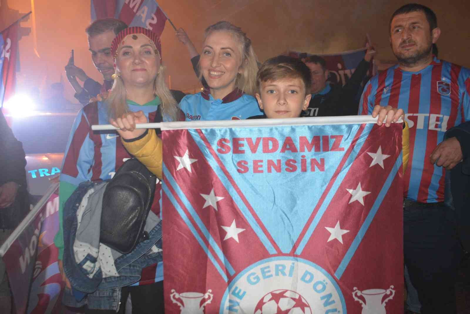 Trabzonspor’un şampiyonluğu Kocaeli’de taraftarları sokağa döktü Kocaeli’de Trabzonsporlu taraftar 38 yıl sonra gelen şampiyonluğun sevincini doyasıya yaşadı. Trabzonspor, 38 yıl aradan sonra Süper Lig ...