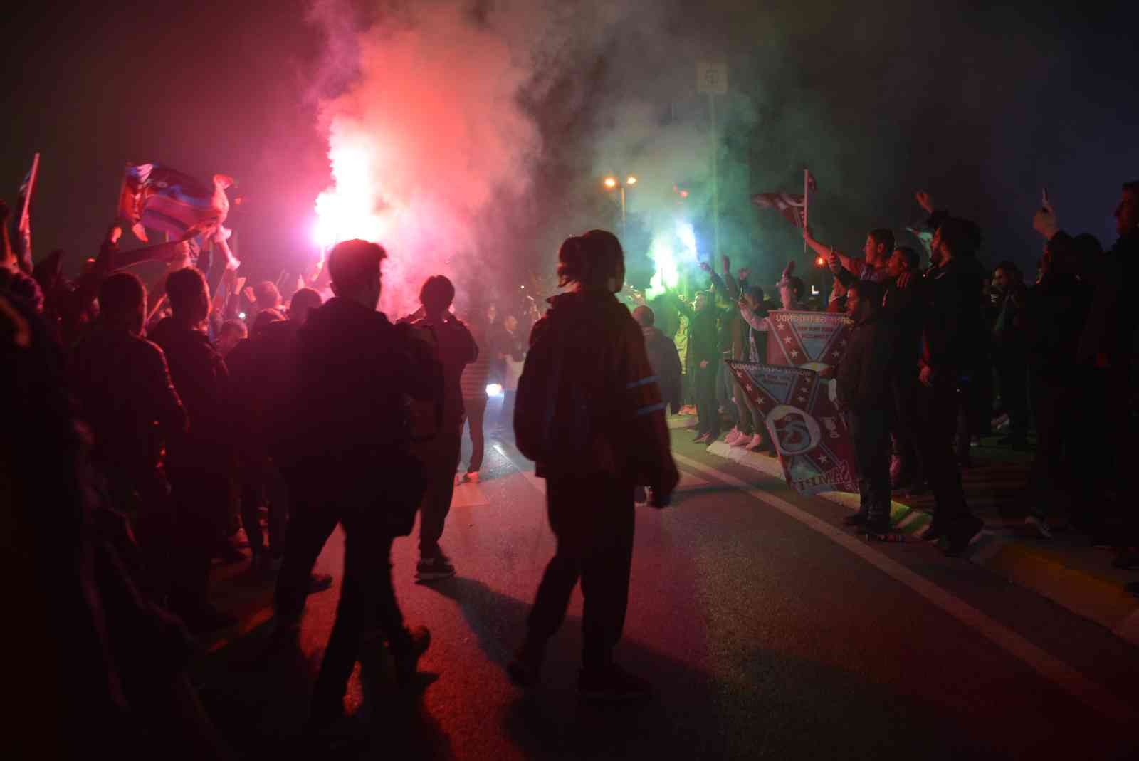 Trabzonspor’un şampiyonluğu Kocaeli’de taraftarları sokağa döktü Kocaeli’de Trabzonsporlu taraftar 38 yıl sonra gelen şampiyonluğun sevincini doyasıya yaşadı. Trabzonspor, 38 yıl aradan sonra Süper Lig ...