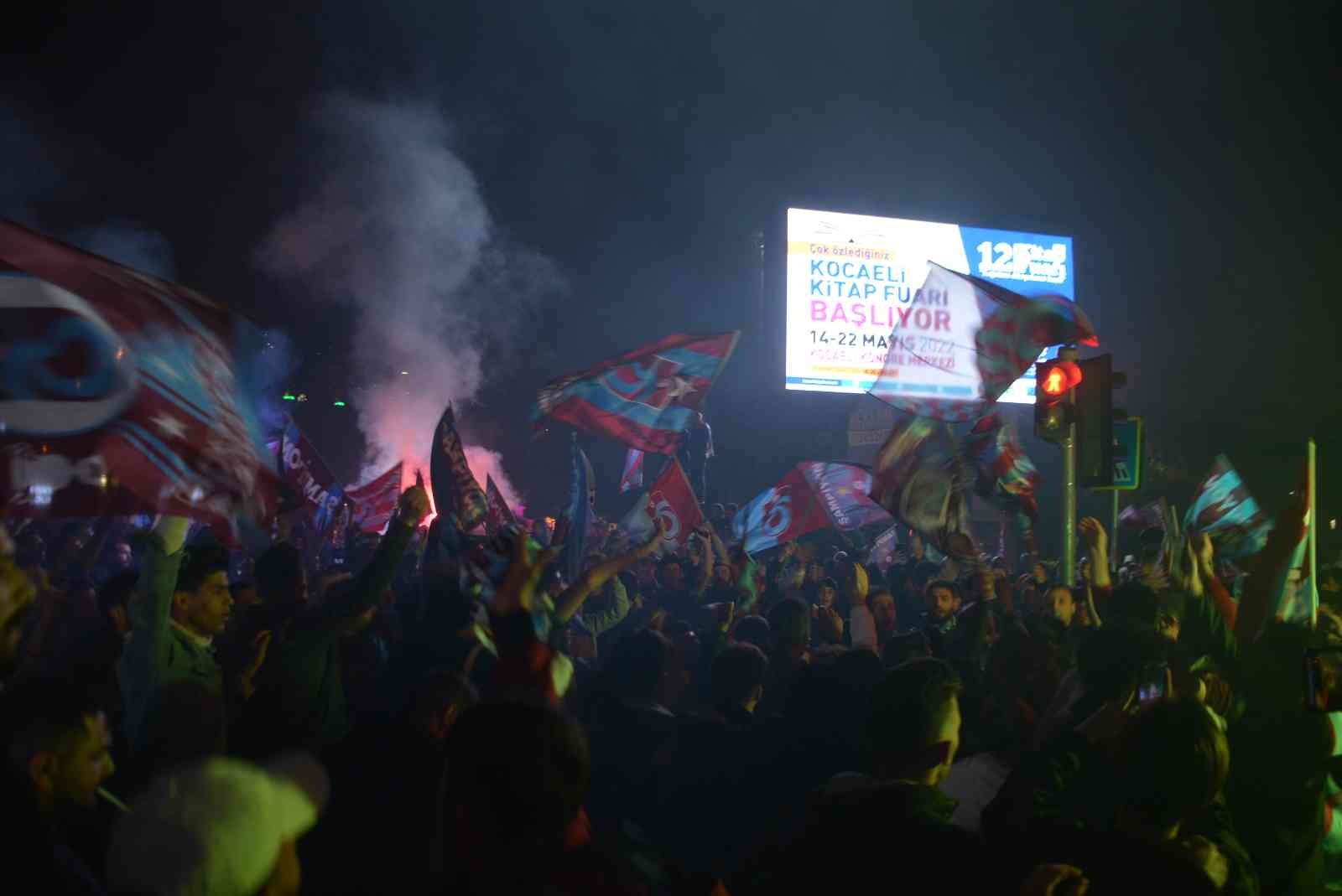 Trabzonspor’un şampiyonluğu Kocaeli’de taraftarları sokağa döktü Kocaeli’de Trabzonsporlu taraftar 38 yıl sonra gelen şampiyonluğun sevincini doyasıya yaşadı. Trabzonspor, 38 yıl aradan sonra Süper Lig ...