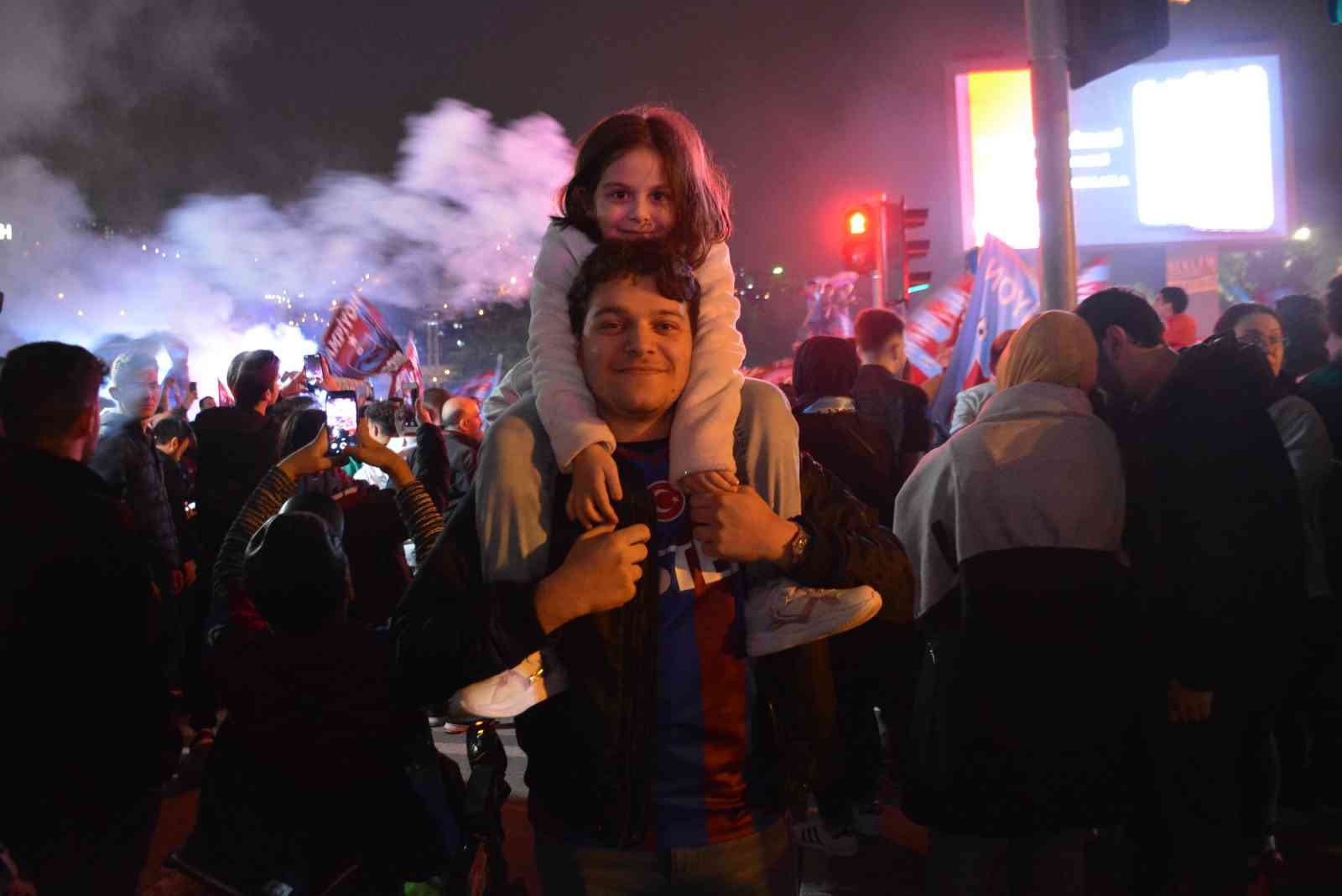 Trabzonspor’un şampiyonluğu Kocaeli’de taraftarları sokağa döktü Kocaeli’de Trabzonsporlu taraftar 38 yıl sonra gelen şampiyonluğun sevincini doyasıya yaşadı. Trabzonspor, 38 yıl aradan sonra Süper Lig ...