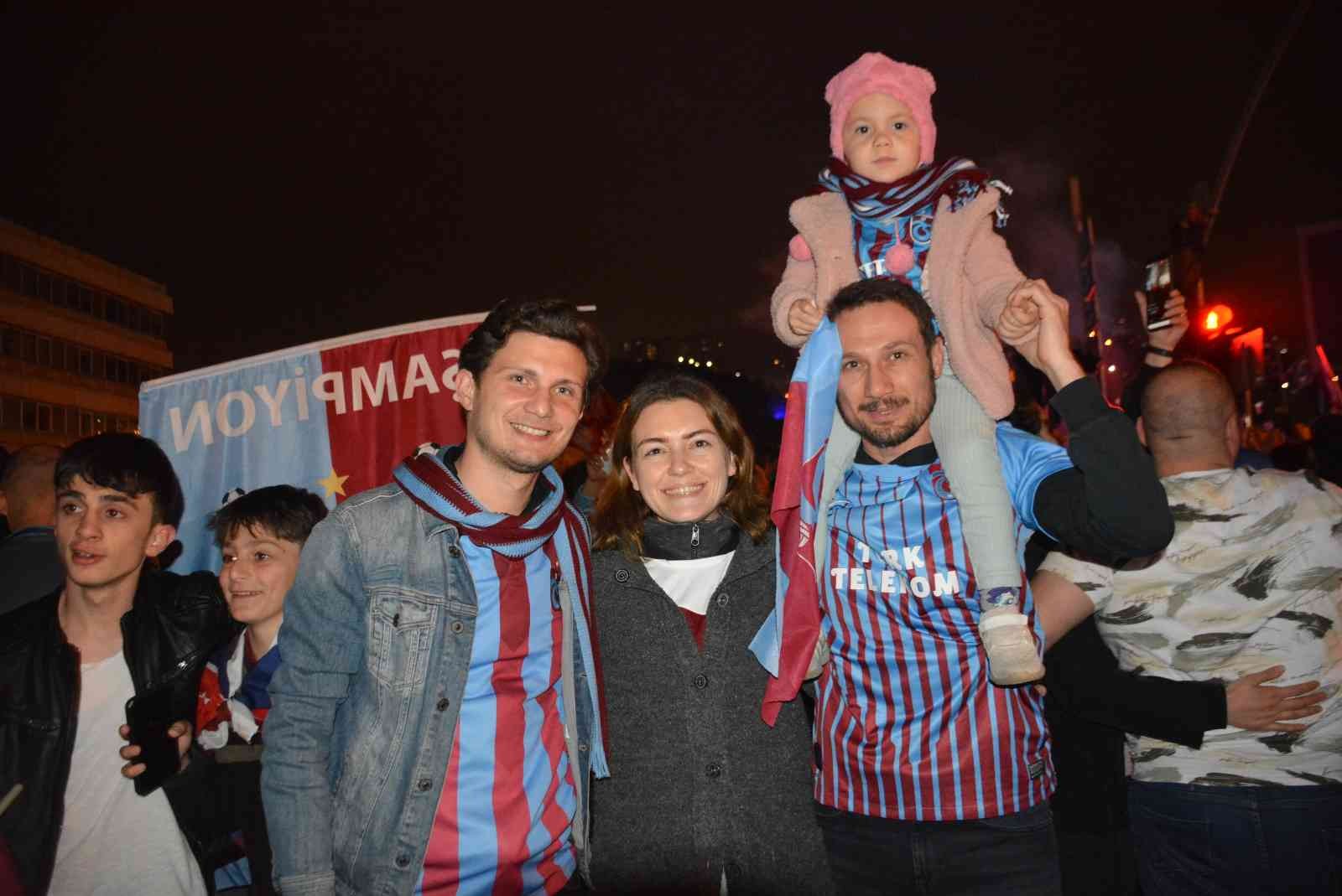 Trabzonspor’un şampiyonluğu Kocaeli’de taraftarları sokağa döktü Kocaeli’de Trabzonsporlu taraftar 38 yıl sonra gelen şampiyonluğun sevincini doyasıya yaşadı. Trabzonspor, 38 yıl aradan sonra Süper Lig ...