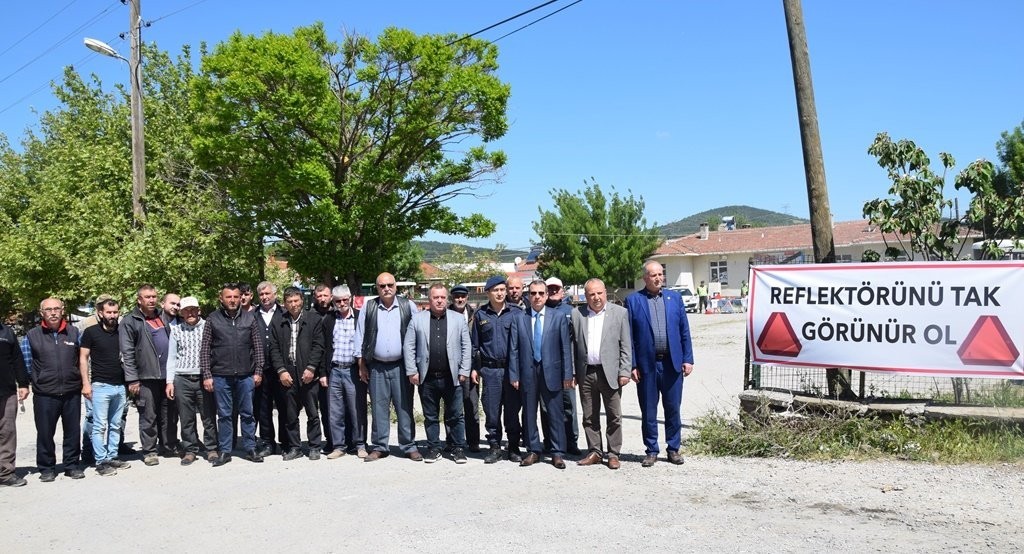 Trafik kazalarını önlemek amaçlı traktörlere reflektör takıldı Çanakkale’nin Çan ilçesine bağlı Derenti köyünde trafik haftası etkinlikleri çerçevesinde traktörlere reflektör takıldı. ‘Reflektör tak görünür ...