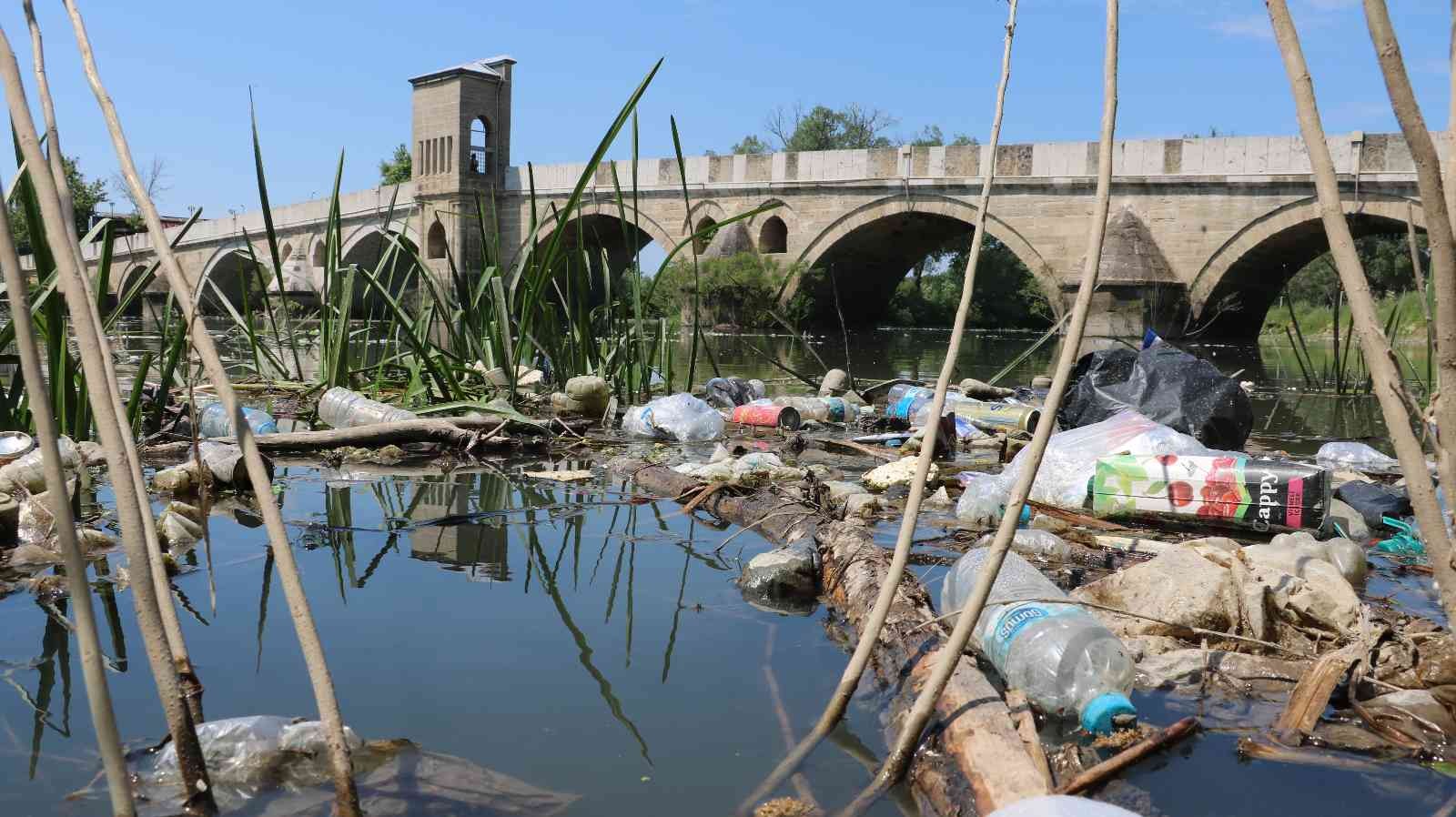 EDİRNE (İHA) – Edirne’de binlerce tarım arazisinin sulama ihtiyacını karşılayan Tunca Nehrinin su seviyesi düştü, çöpler ortaya çıktı. Bölge ...