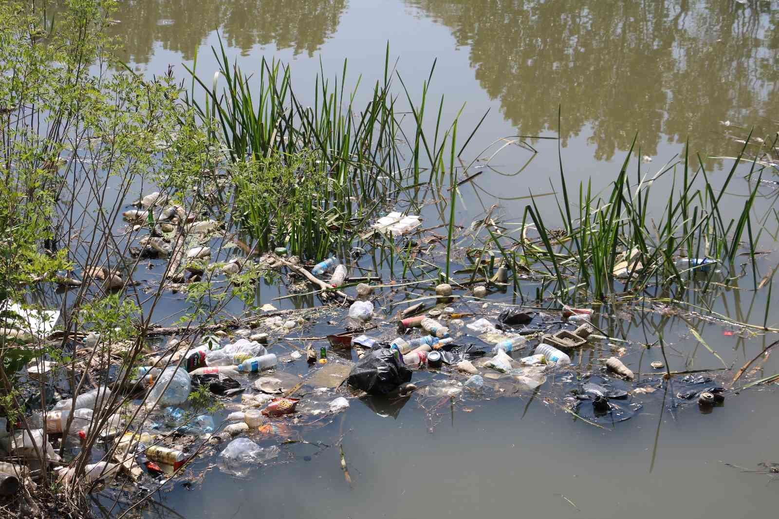 Tunca Nehrinin debisi düştü, çöpler ortaya çıktı EDİRNE (İHA) – Edirne’de binlerce tarım arazisinin sulama ihtiyacını karşılayan Tunca Nehrinin su seviyesi düştü, çöpler ortaya çıktı. Bölge ...