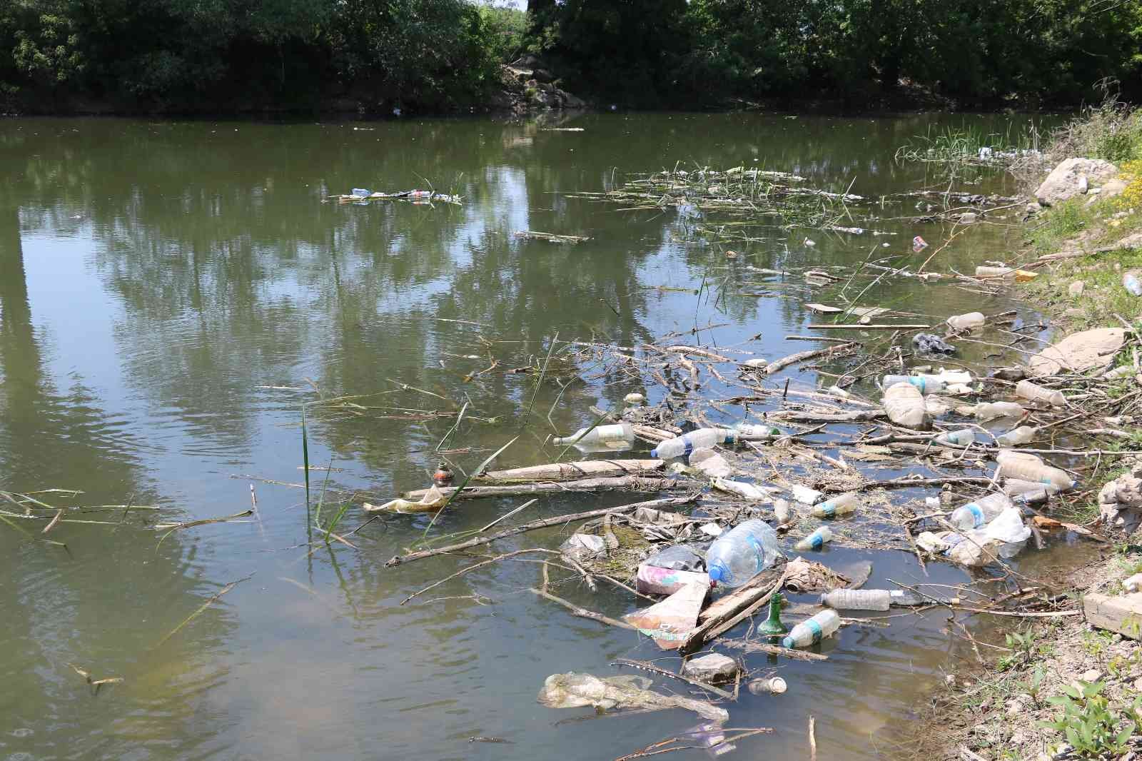 Tunca Nehrinin debisi düştü, çöpler ortaya çıktı EDİRNE (İHA) – Edirne’de binlerce tarım arazisinin sulama ihtiyacını karşılayan Tunca Nehrinin su seviyesi düştü, çöpler ortaya çıktı. Bölge ...