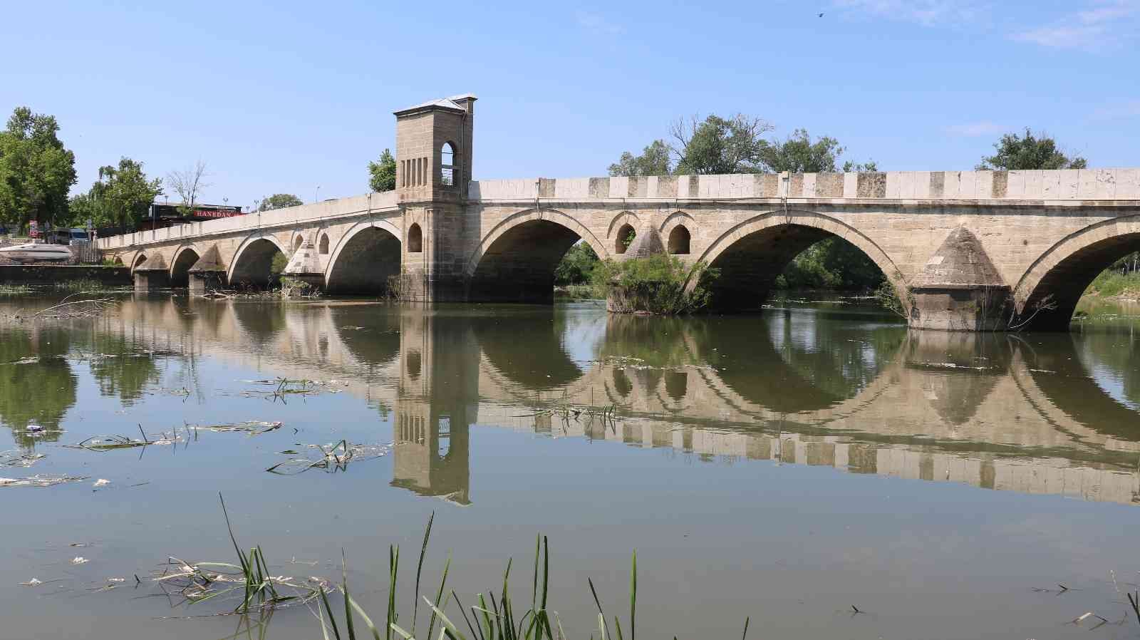 Tunca Nehrinin debisi düştü, çöpler ortaya çıktı EDİRNE (İHA) – Edirne’de binlerce tarım arazisinin sulama ihtiyacını karşılayan Tunca Nehrinin su seviyesi düştü, çöpler ortaya çıktı. Bölge ...
