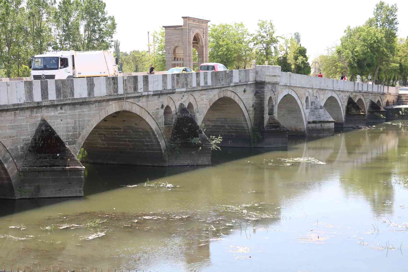 Tunca Nehrinin debisi düştü, çöpler ortaya çıktı EDİRNE (İHA) – Edirne’de binlerce tarım arazisinin sulama ihtiyacını karşılayan Tunca Nehrinin su seviyesi düştü, çöpler ortaya çıktı. Bölge ...