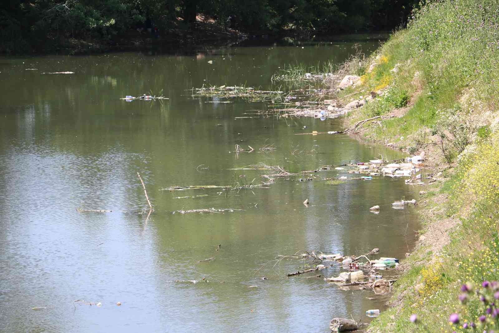Tunca Nehrinin debisi düştü, çöpler ortaya çıktı EDİRNE (İHA) – Edirne’de binlerce tarım arazisinin sulama ihtiyacını karşılayan Tunca Nehrinin su seviyesi düştü, çöpler ortaya çıktı. Bölge ...