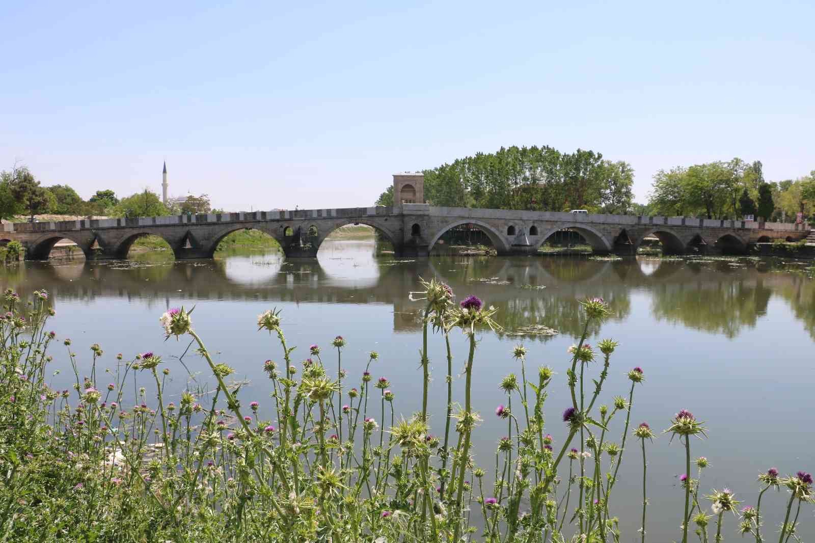 Tunca Nehrinin debisi düştü, çöpler ortaya çıktı EDİRNE (İHA) – Edirne’de binlerce tarım arazisinin sulama ihtiyacını karşılayan Tunca Nehrinin su seviyesi düştü, çöpler ortaya çıktı. Bölge ...