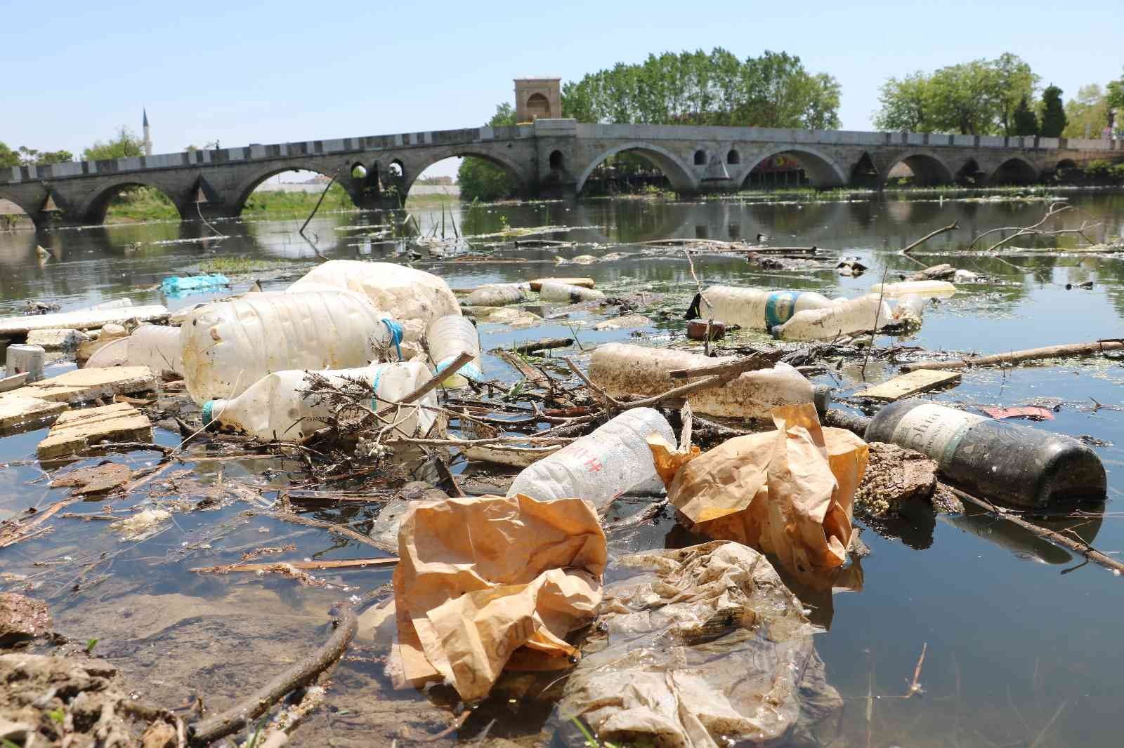 EDİRNE (İHA) – Edirne’de binlerce tarım arazisinin sulama ihtiyacını karşılayan Tunca Nehrinin su seviyesi düştü, çöpler ortaya çıktı. Bölge ...