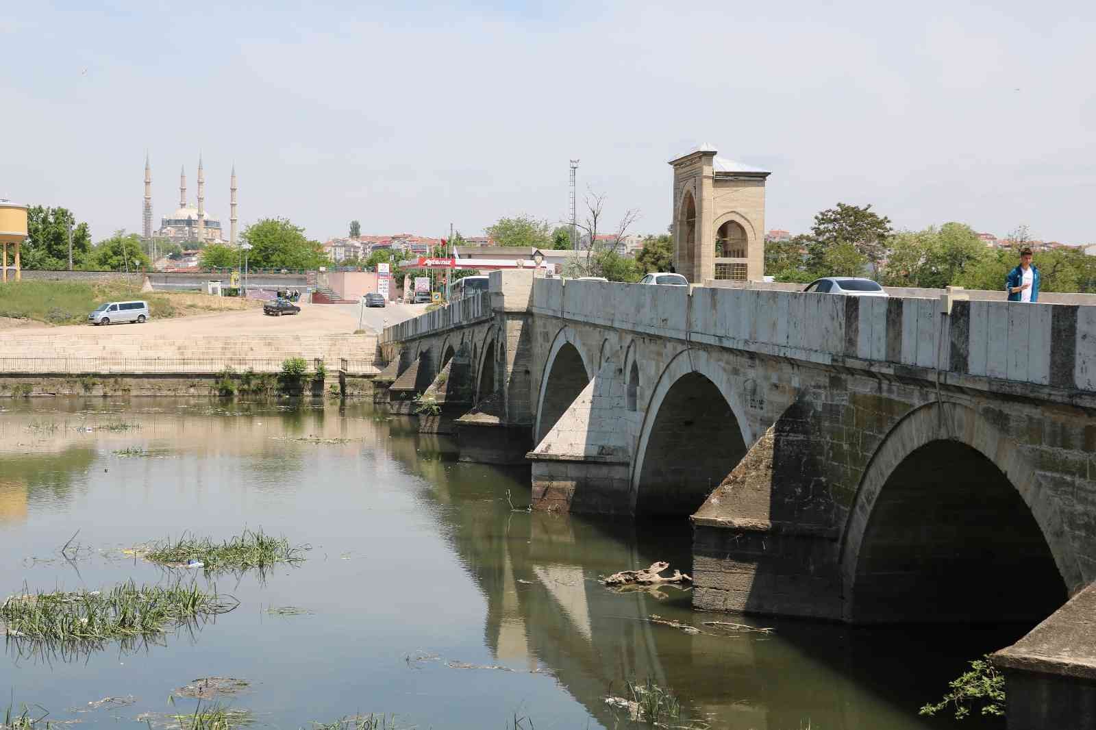 Tunca Nehrinin debisi düştü, çöpler ortaya çıktı EDİRNE (İHA) – Edirne’de binlerce tarım arazisinin sulama ihtiyacını karşılayan Tunca Nehrinin su seviyesi düştü, çöpler ortaya çıktı. Bölge ...