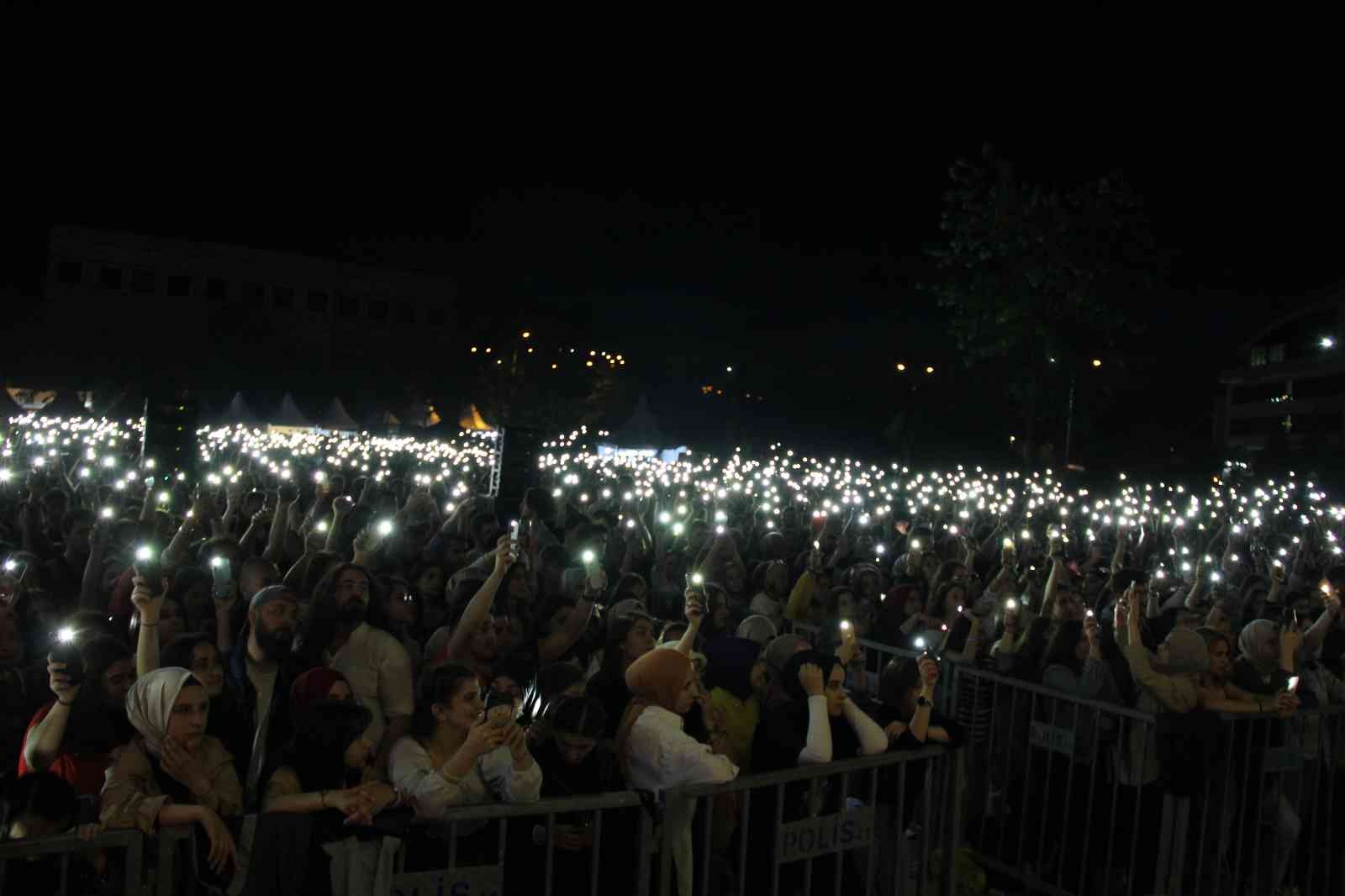 KOCAELİ (İHA) – Kocaeli’de bahar şenlikleri çerçevesinde düzenlenen konserde sahne alan Yüksek Sadakat, yoğun ilgiyle karşılandı. Yüksek Sadakat ...