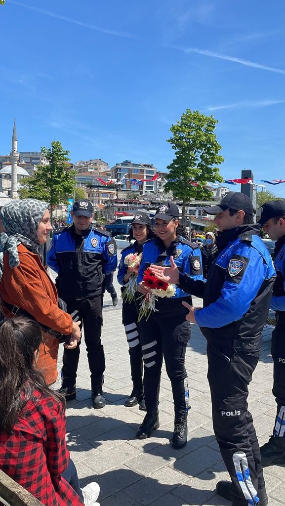 Üsküdar’da polisten ‘Anneler Günü’ sürprizi İstanbul Emniyet Müdürlüğü Toplum Destekli Polislik Şube Müdürlüğü görevlileri, ‘Anneler Günü’ dolayısıyla Üsküdar meydanda annelere çiçek hediye ...