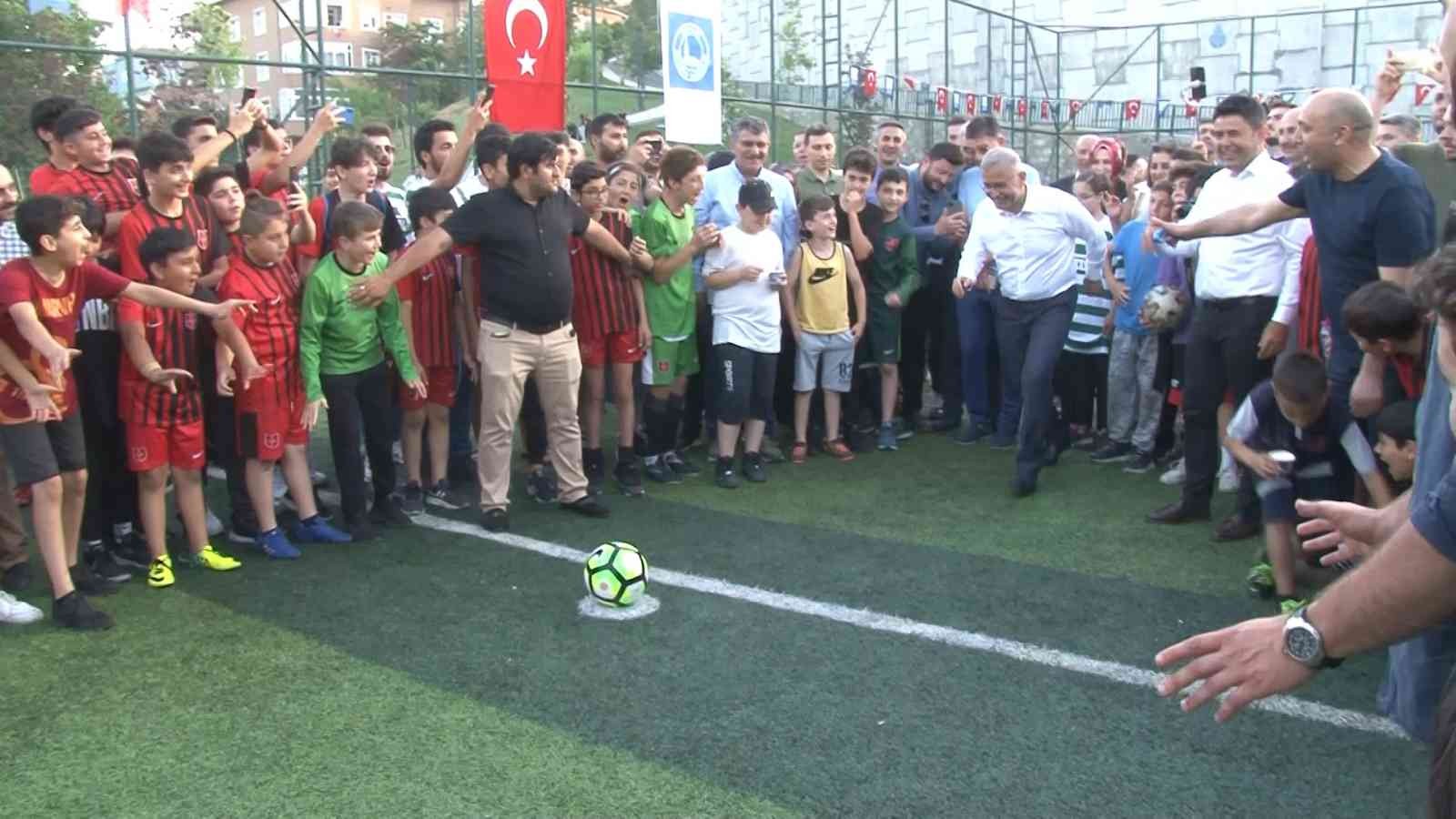 Üsküdar’da yapımı tamamlanan Yavuztürk Halısahası, Üsküdar Belediye Başkanı Hilmi Türkmen ve çocukların katılımı ile açıldı. Açılışın yanı sıra ...