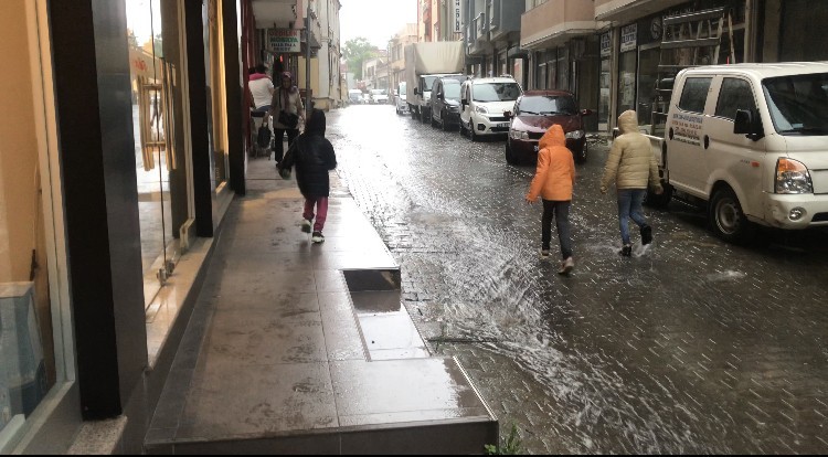 Edirne’nin Uzunköprü ilçesinde aniden bastıran sağanak yağış hayatı olumsuz etkilerken, vatandaşlar yağmura hazırlıksız yakalandı. Uzunköprü ...