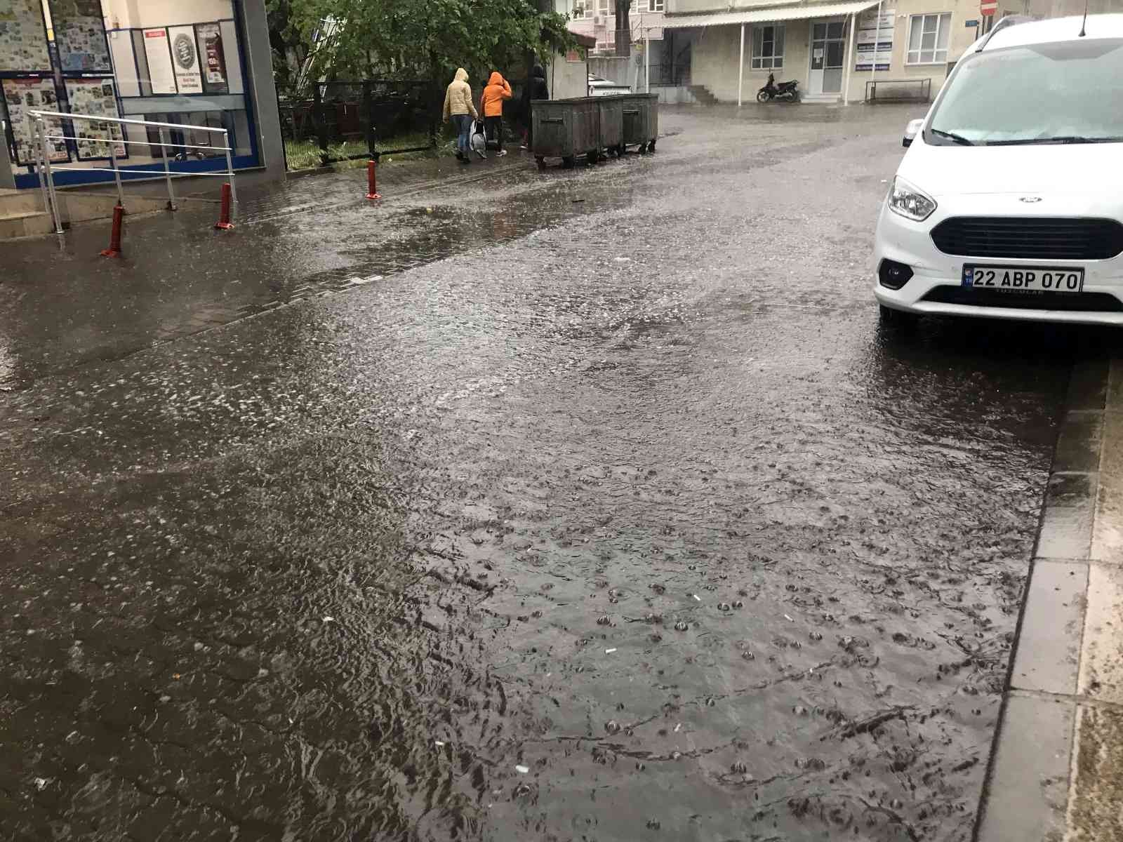 Edirne’nin Uzunköprü ilçesinde aniden bastıran sağanak yağış hayatı olumsuz etkilerken, vatandaşlar yağmura hazırlıksız yakalandı. Uzunköprü ...