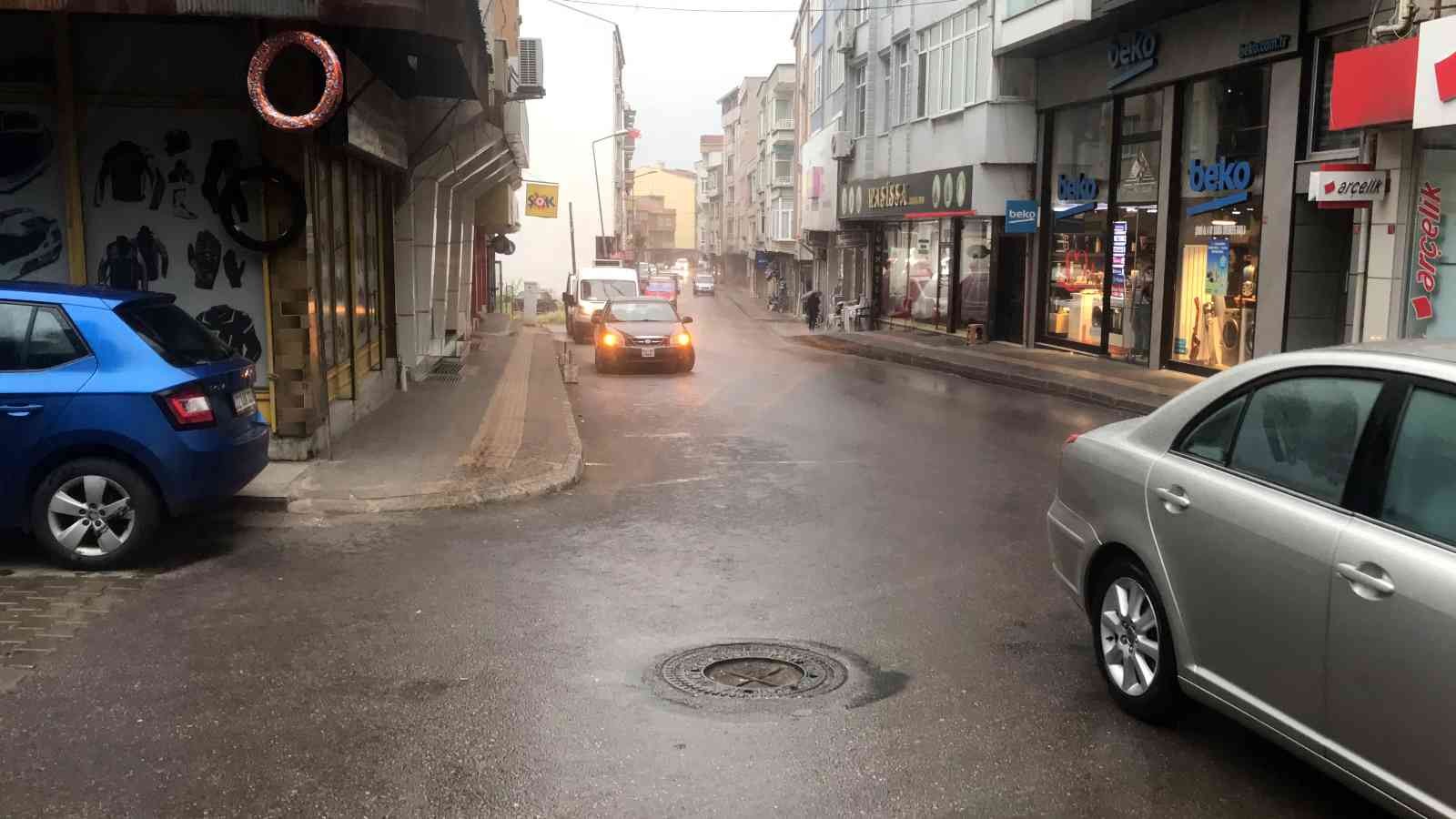 Edirne’nin Uzunköprü ilçesinde aniden bastıran sağanak yağış hayatı olumsuz etkilerken, vatandaşlar yağmura hazırlıksız yakalandı. Uzunköprü ...