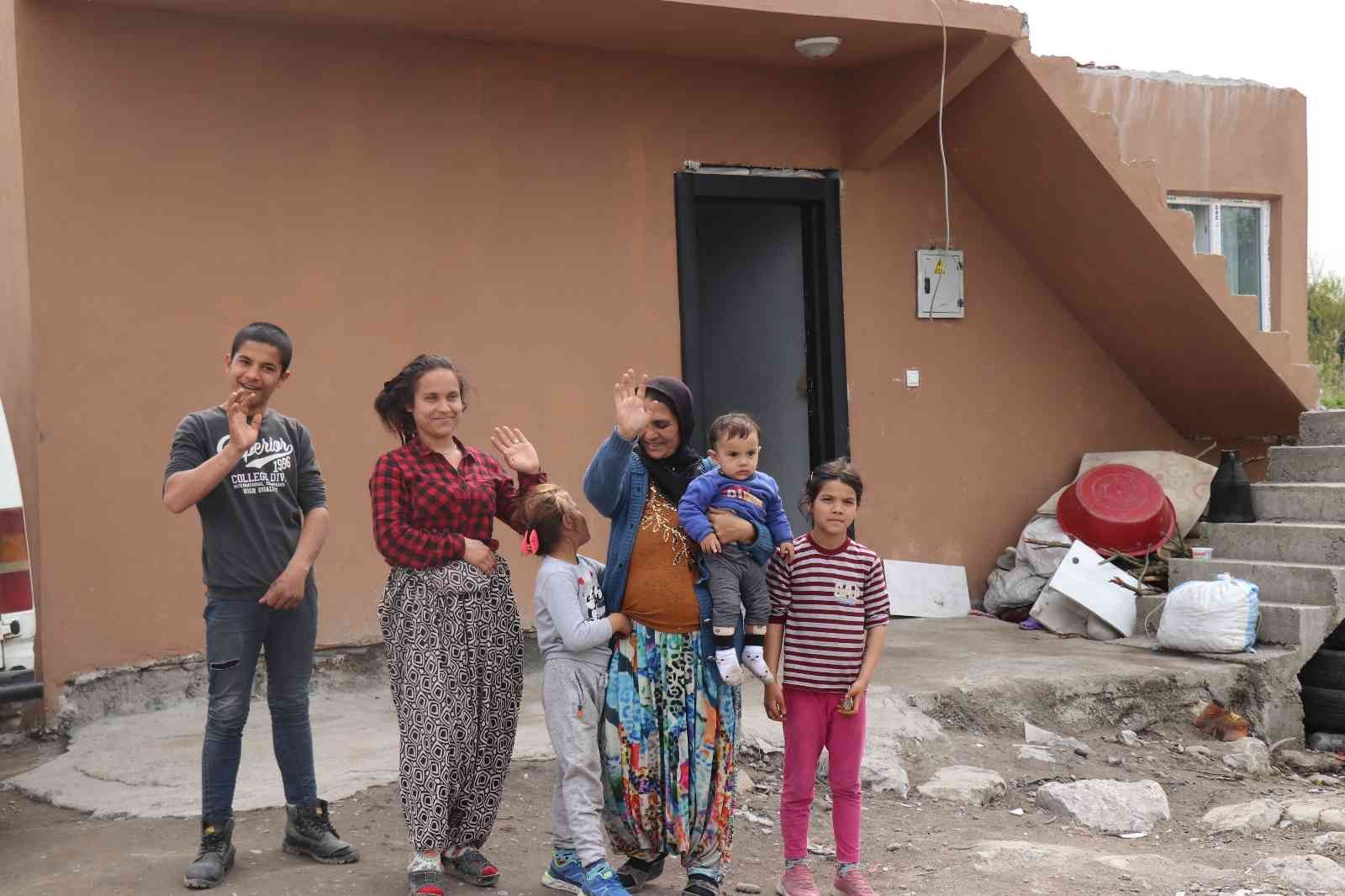 Sakarya’nın Adapazarı ilçesinde ahırdan dönme virane bir yapıda yaşamını yürüten 10 kişilik ailenin yardımına koşan ekip, sıfırdan restore ...