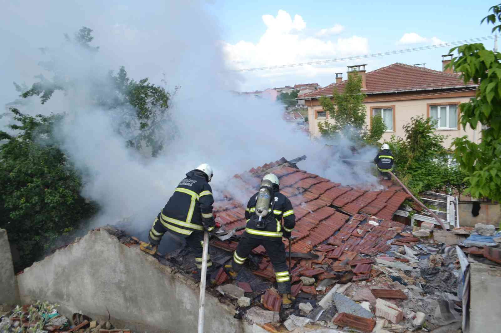 Yabancı uyruklu ailenin evi alev topuna döndü Tekirdağ’ın Çorlu ilçesinde yabancı uyruklu ailenin yaşadığı ev alev alev yandı. Olay, Kemalettin Mahallesi Dere 3. Aralık Sokak’ta meydana geldi ...