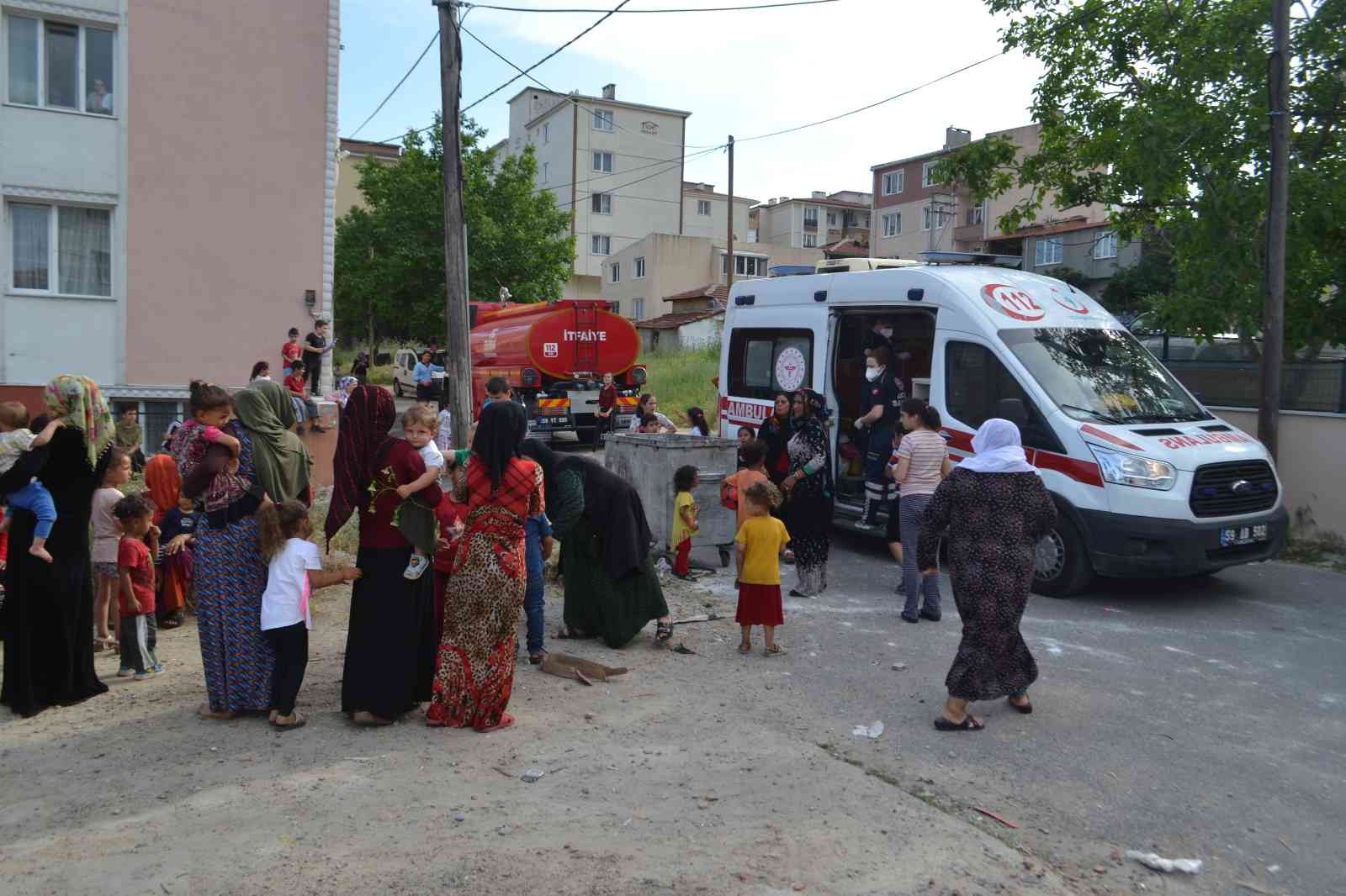 Yabancı uyruklu ailenin evi alev topuna döndü Tekirdağ’ın Çorlu ilçesinde yabancı uyruklu ailenin yaşadığı ev alev alev yandı. Olay, Kemalettin Mahallesi Dere 3. Aralık Sokak’ta meydana geldi ...