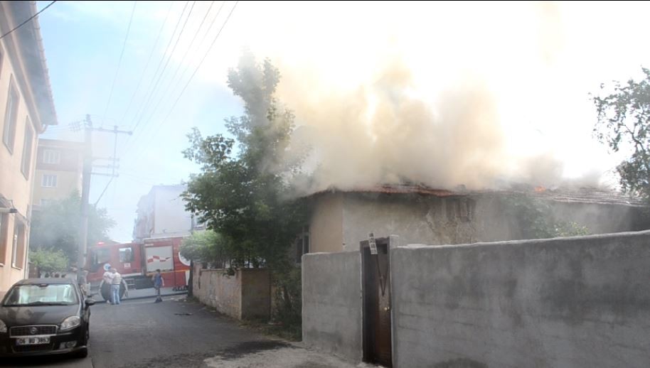 Yabancı uyruklu ailenin evi alev topuna döndü Tekirdağ’ın Çorlu ilçesinde yabancı uyruklu ailenin yaşadığı ev alev alev yandı. Olay, Kemalettin Mahallesi Dere 3. Aralık Sokak’ta meydana geldi ...