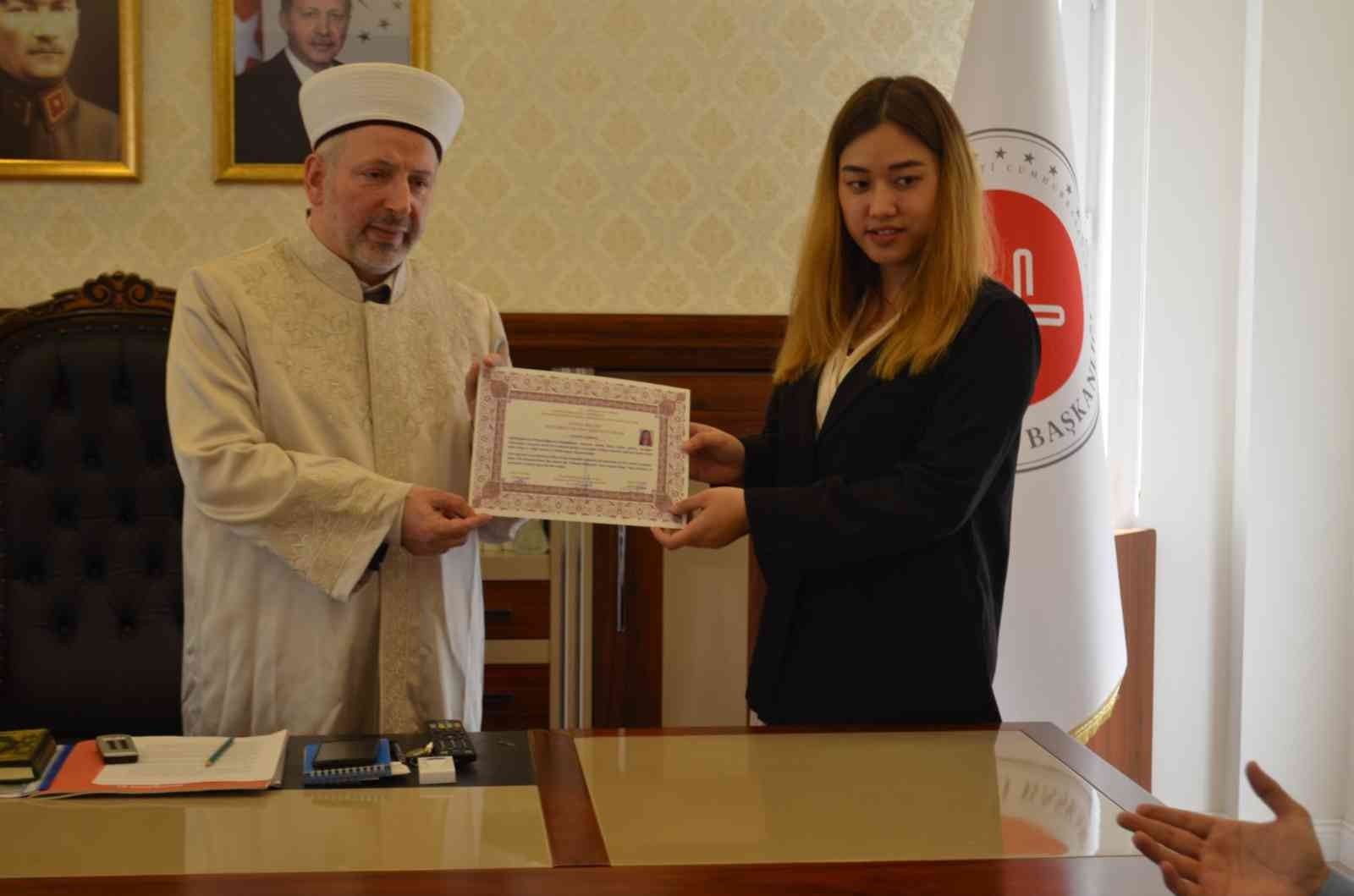 Yalova’da yaşayan Tayland vatandaşı kadın Elif ismini alarak Müslüman oldu Yalova’da yaşayan ve İslam’ı seçen Tayland vatandaşı genç kadın Panatda, düzenlenen ihtida merasimi ile Elif ismini alarak Müslüman oldu. Yalova ...