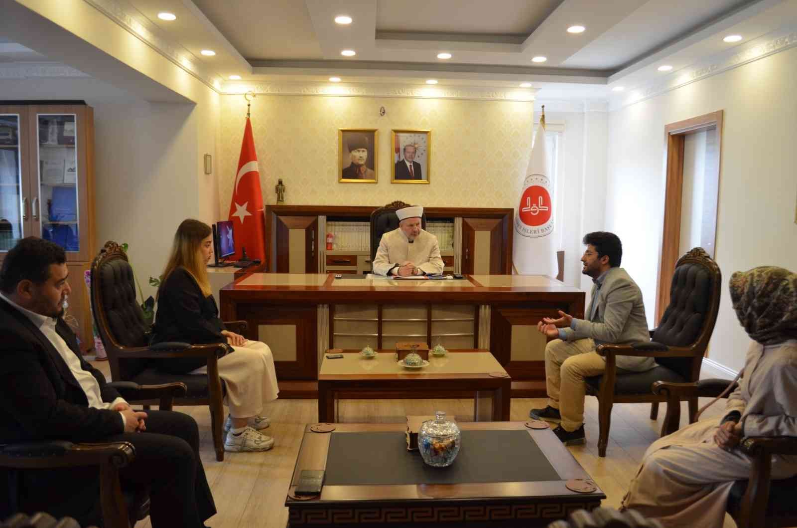 Yalova’da yaşayan Tayland vatandaşı kadın Elif ismini alarak Müslüman oldu Yalova’da yaşayan ve İslam’ı seçen Tayland vatandaşı genç kadın Panatda, düzenlenen ihtida merasimi ile Elif ismini alarak Müslüman oldu. Yalova ...