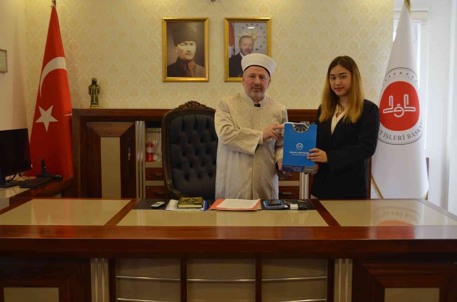 Yalova’da yaşayan Tayland vatandaşı kadın Elif ismini alarak Müslüman oldu Yalova’da yaşayan ve İslam’ı seçen Tayland vatandaşı genç kadın Panatda, düzenlenen ihtida merasimi ile Elif ismini alarak Müslüman oldu. Yalova ...