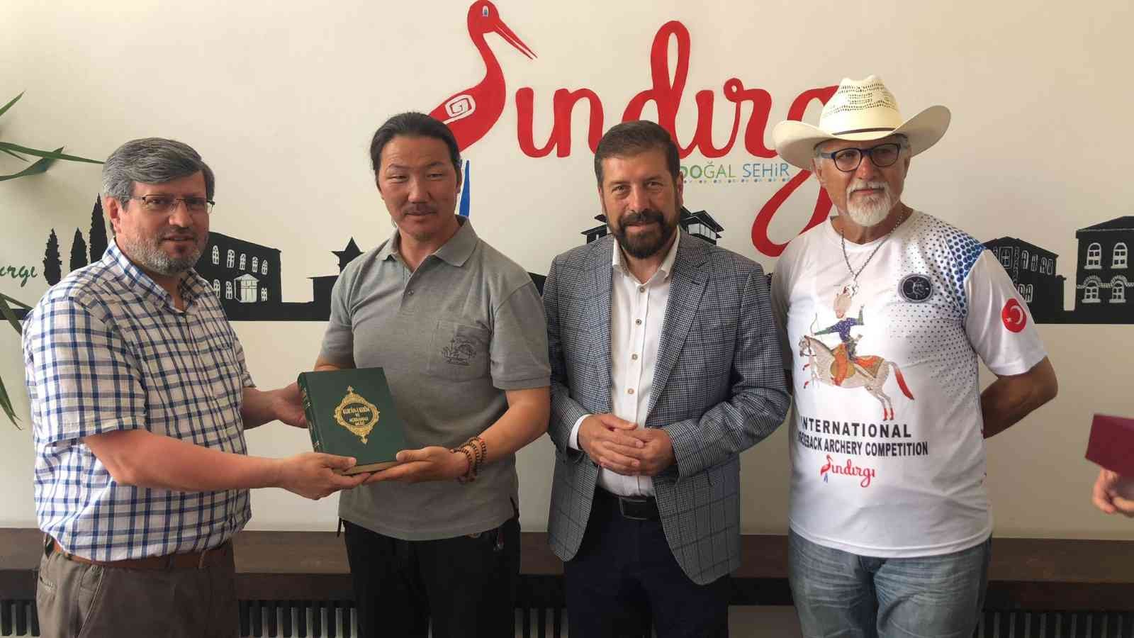Sındırgı Akıncı Toyu Uluslararası Atlı Okçuluk müsabakaları için Türkiye’ye gelen, uzun yıllardır Müslümanlığı araştıran Moğolistan asıllı ...