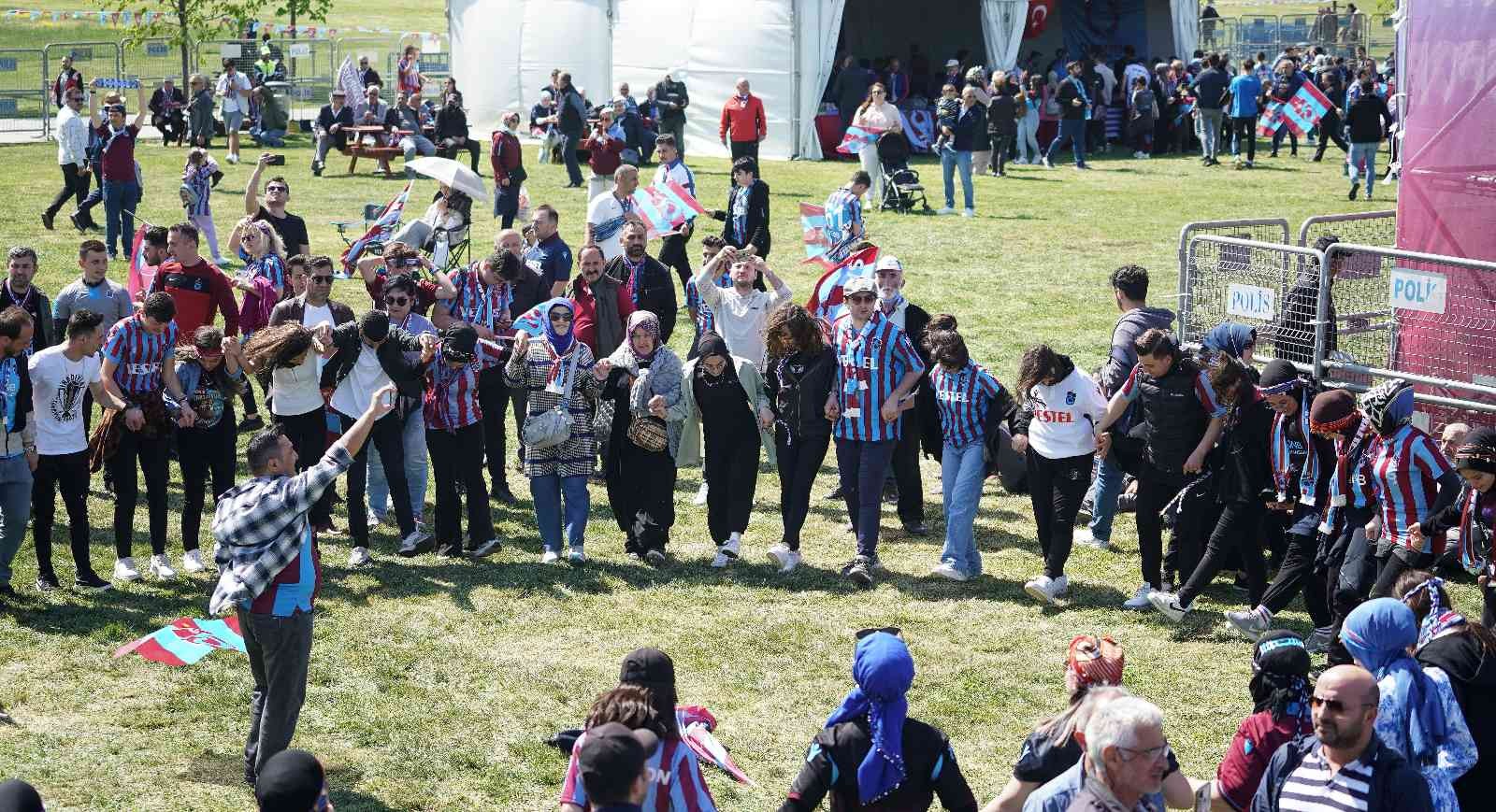 Yenikapı’da bordo-mavi coşku Trabzonspor taraftarları, Yenikapı’da şampiyonluk kutlamalarına başladı. Yoğun güvenlik önlemleri eşliğinde devam eden eğlence tüm coşkusuyla ...