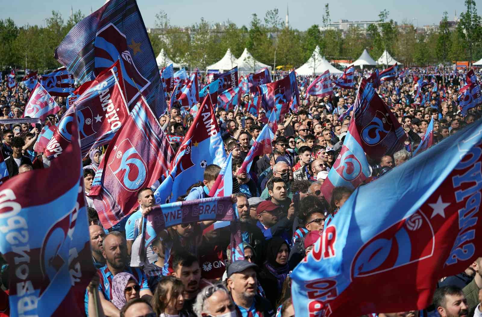 Yenikapı’da bordo-mavi coşku Trabzonspor taraftarları, Yenikapı’da şampiyonluk kutlamalarına başladı. Yoğun güvenlik önlemleri eşliğinde devam eden eğlence tüm coşkusuyla ...
