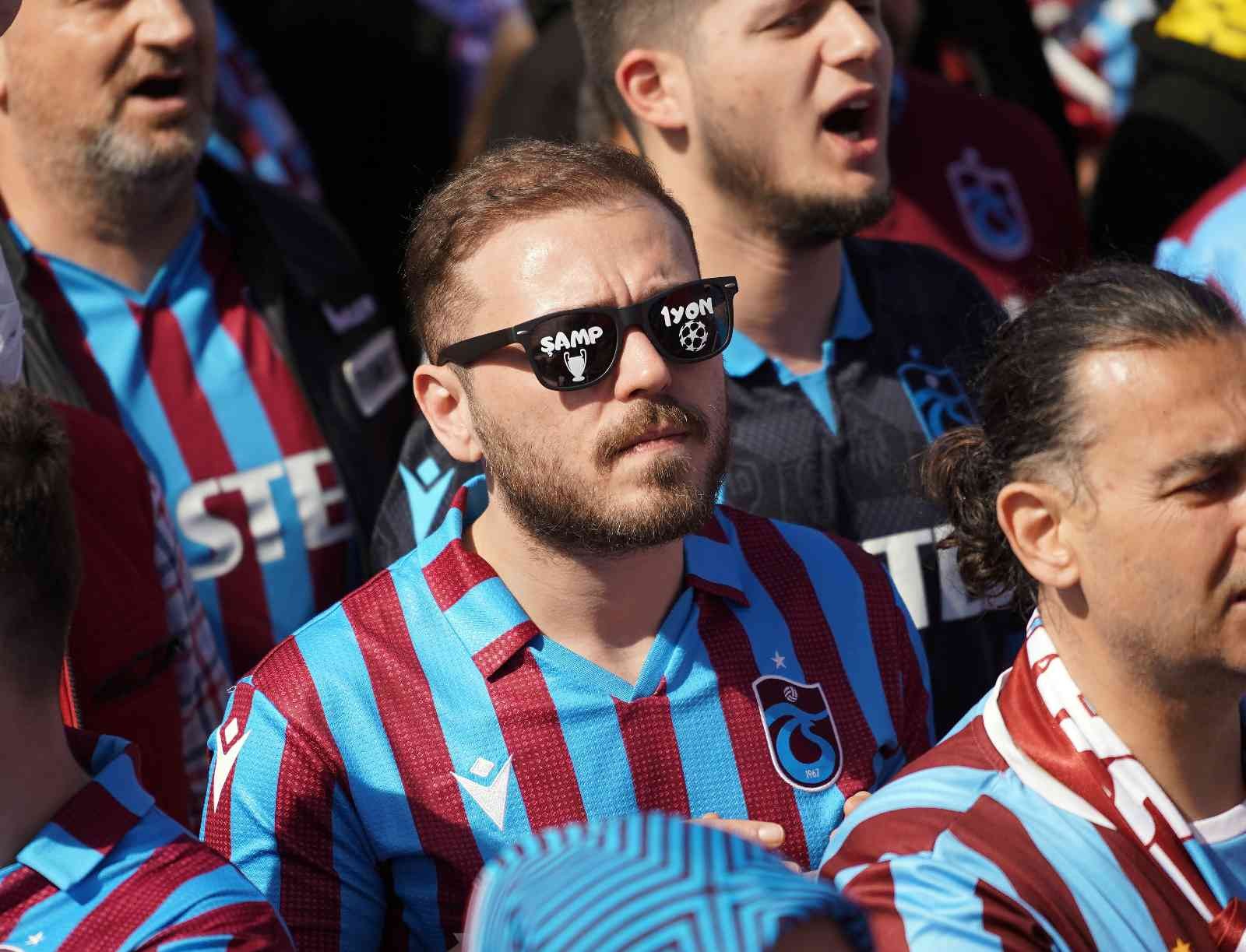 Yenikapı’da bordo-mavi coşku Trabzonspor taraftarları, Yenikapı’da şampiyonluk kutlamalarına başladı. Yoğun güvenlik önlemleri eşliğinde devam eden eğlence tüm coşkusuyla ...