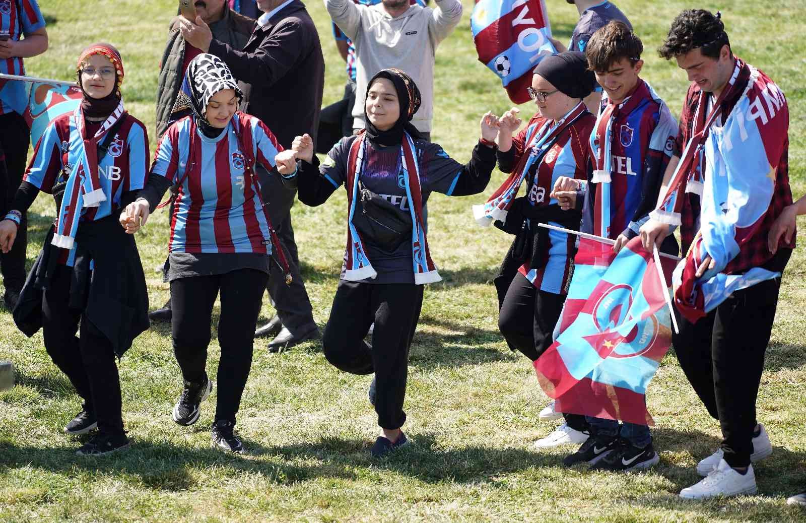 Yenikapı’da bordo-mavi coşku Trabzonspor taraftarları, Yenikapı’da şampiyonluk kutlamalarına başladı. Yoğun güvenlik önlemleri eşliğinde devam eden eğlence tüm coşkusuyla ...