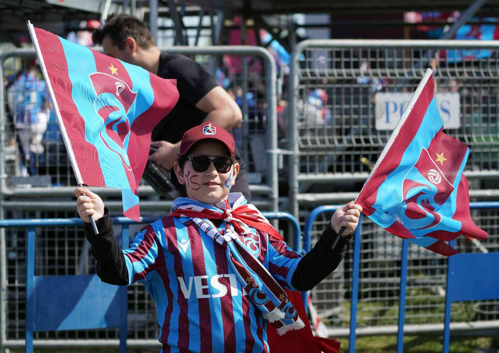 Yenikapı’da bordo-mavi coşku Trabzonspor taraftarları, Yenikapı’da şampiyonluk kutlamalarına başladı. Yoğun güvenlik önlemleri eşliğinde devam eden eğlence tüm coşkusuyla ...