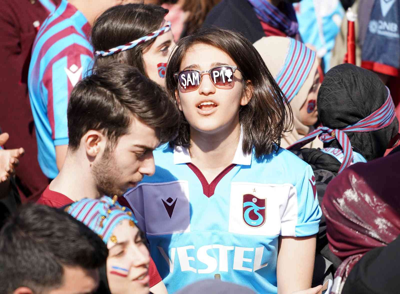 Yenikapı’da bordo-mavi coşku Trabzonspor taraftarları, Yenikapı’da şampiyonluk kutlamalarına başladı. Yoğun güvenlik önlemleri eşliğinde devam eden eğlence tüm coşkusuyla ...
