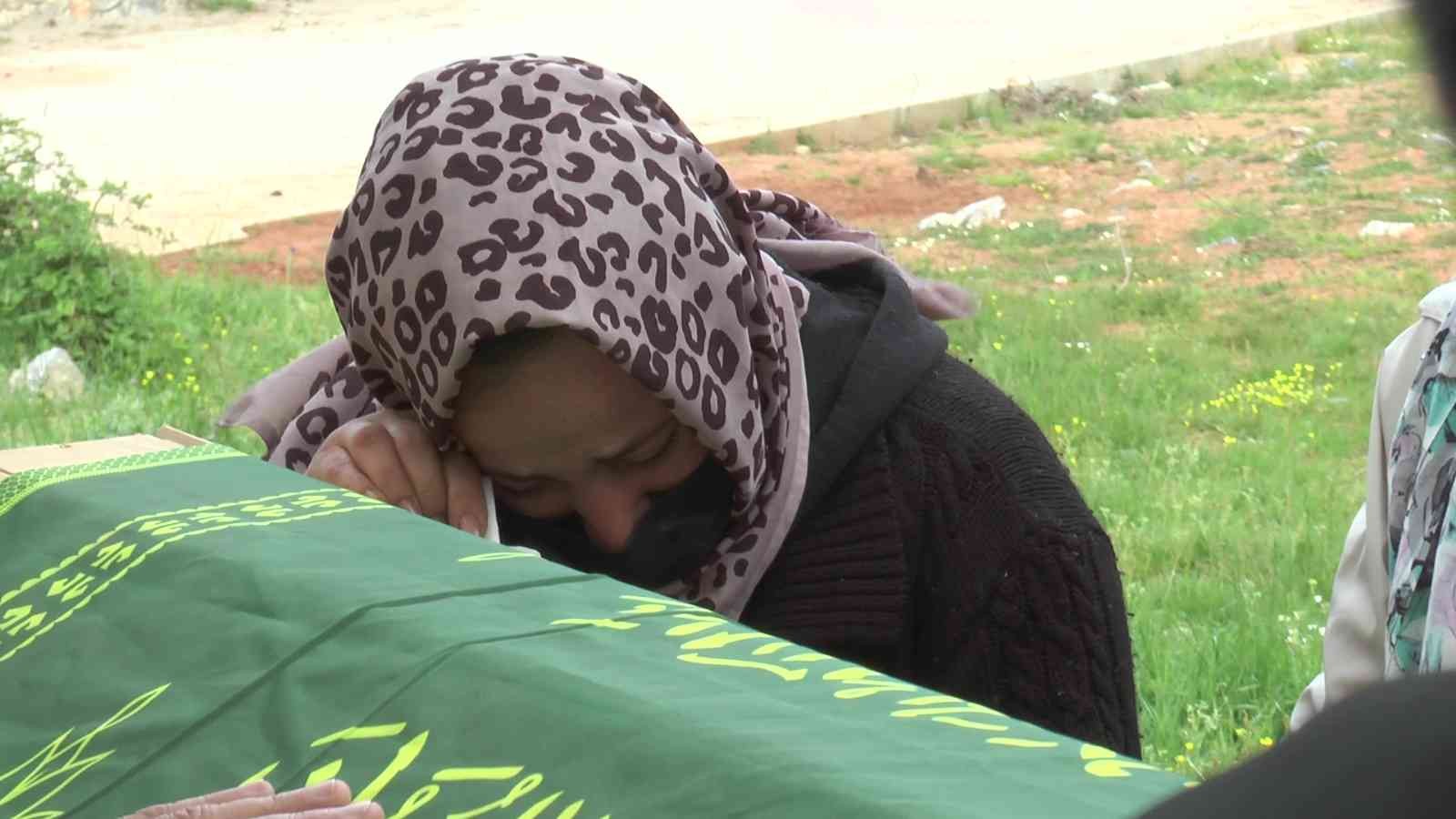 Yeşilçam’ın emektar oyuncusu son yolculuğuna uğurladı Yeşilçam filmlerinin unutulmaz karakterlerini canlandıran emektar oyuncu Kadir Kök, Kocaeli’nin Gebze ilçesinde toprağa verildi. Türk sinemasında ...