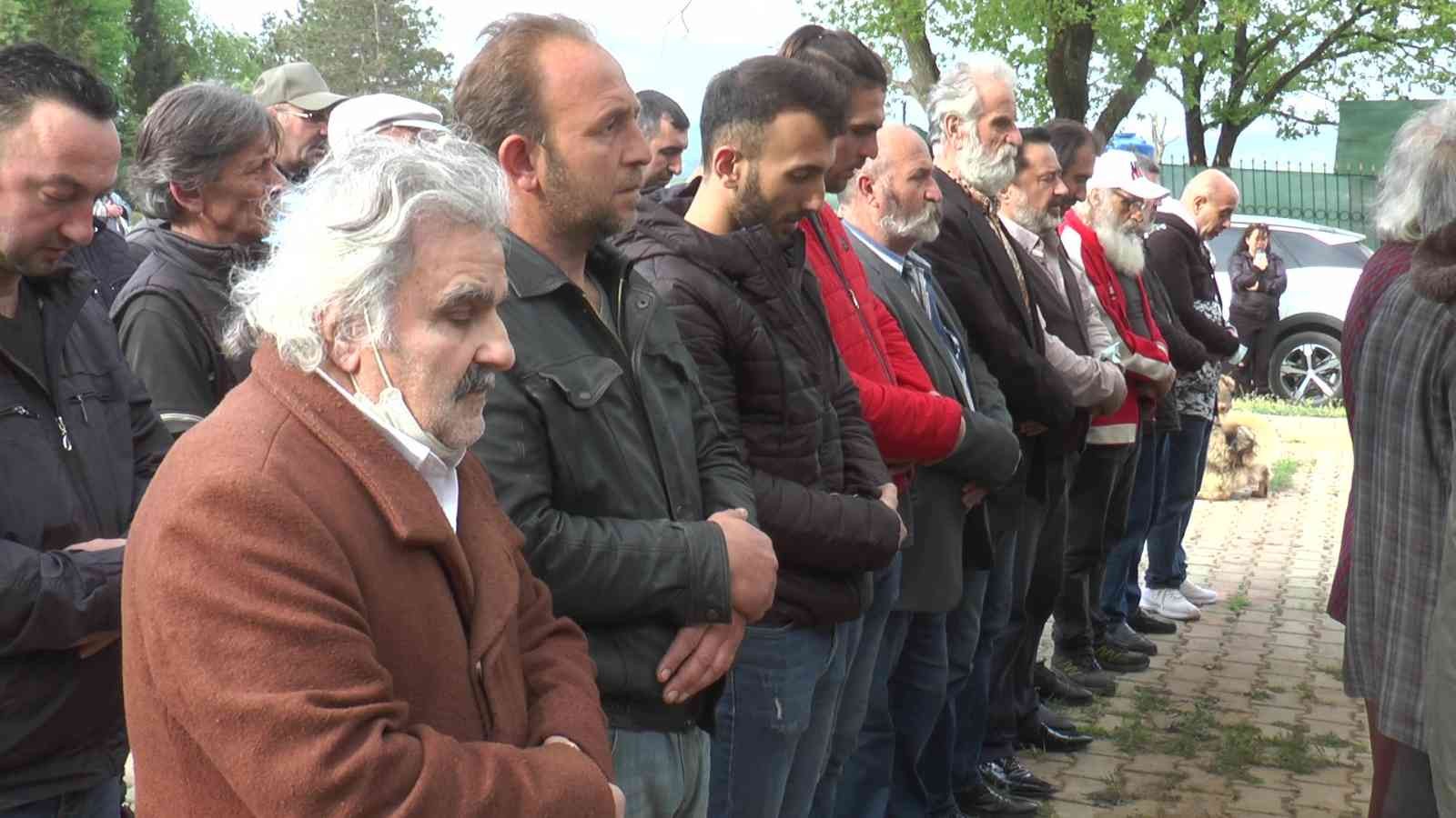 Yeşilçam’ın emektar oyuncusu son yolculuğuna uğurladı Yeşilçam filmlerinin unutulmaz karakterlerini canlandıran emektar oyuncu Kadir Kök, Kocaeli’nin Gebze ilçesinde toprağa verildi. Türk sinemasında ...