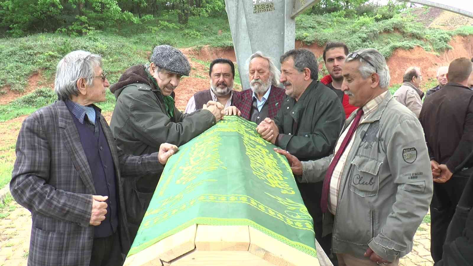 Yeşilçam’ın emektar oyuncusu son yolculuğuna uğurladı Yeşilçam filmlerinin unutulmaz karakterlerini canlandıran emektar oyuncu Kadir Kök, Kocaeli’nin Gebze ilçesinde toprağa verildi. Türk sinemasında ...