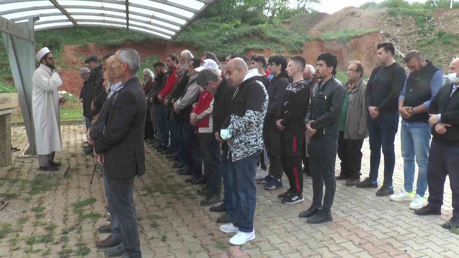 Yeşilçam’ın emektar oyuncusu son yolculuğuna uğurladı Yeşilçam filmlerinin unutulmaz karakterlerini canlandıran emektar oyuncu Kadir Kök, Kocaeli’nin Gebze ilçesinde toprağa verildi. Türk sinemasında ...