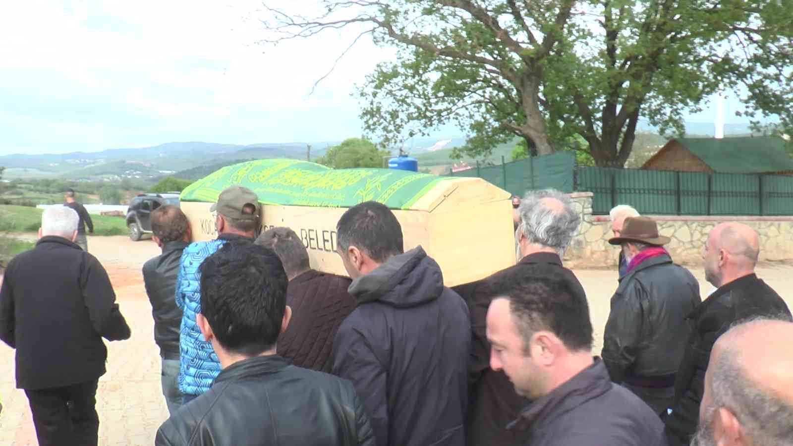 Yeşilçam’ın emektar oyuncusu son yolculuğuna uğurladı Yeşilçam filmlerinin unutulmaz karakterlerini canlandıran emektar oyuncu Kadir Kök, Kocaeli’nin Gebze ilçesinde toprağa verildi. Türk sinemasında ...