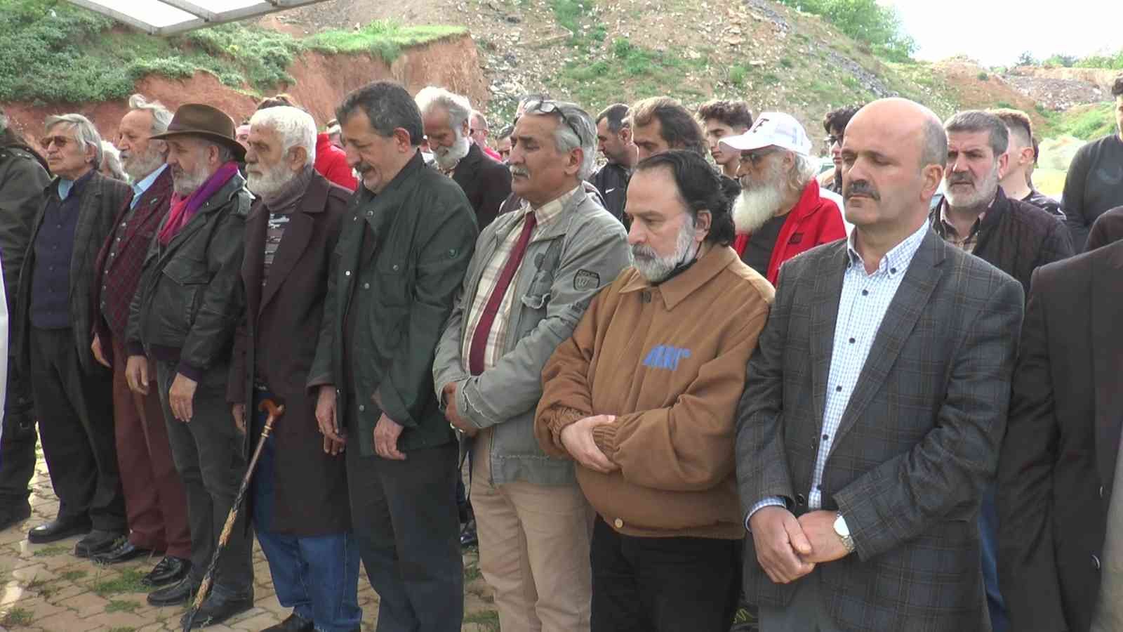 Yeşilçam’ın emektar oyuncusu son yolculuğuna uğurladı Yeşilçam filmlerinin unutulmaz karakterlerini canlandıran emektar oyuncu Kadir Kök, Kocaeli’nin Gebze ilçesinde toprağa verildi. Türk sinemasında ...