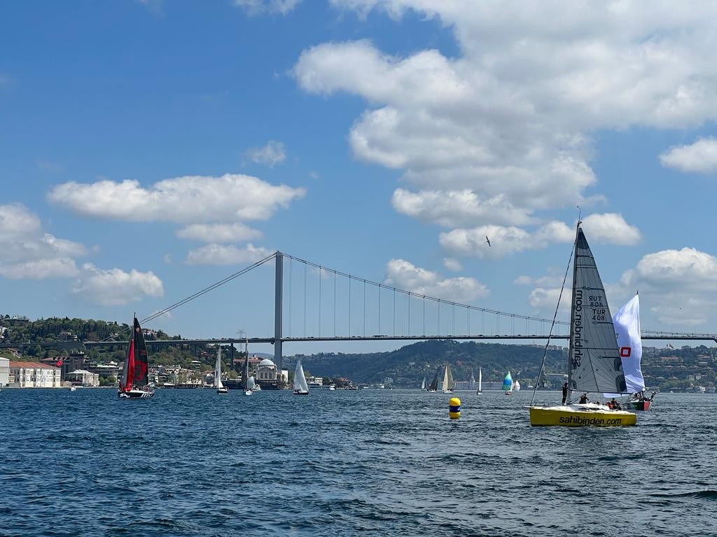 Her yıl boğazda görsel bir şölene dönüşen ’BAU Bosphorus Sailing Cup’, onlarca yelkenlinin katılımıyla start aldı. Yılın ilk boğaz yarışı olma ...