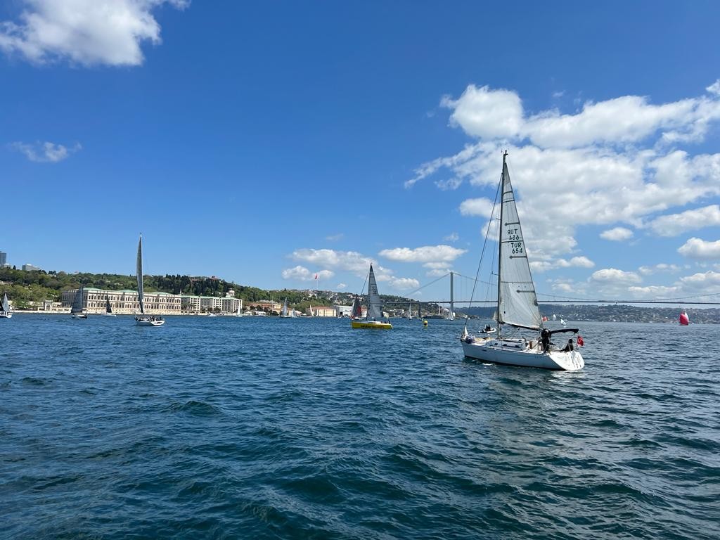 Her yıl boğazda görsel bir şölene dönüşen ’BAU Bosphorus Sailing Cup’, onlarca yelkenlinin katılımıyla start aldı. Yılın ilk boğaz yarışı olma ...