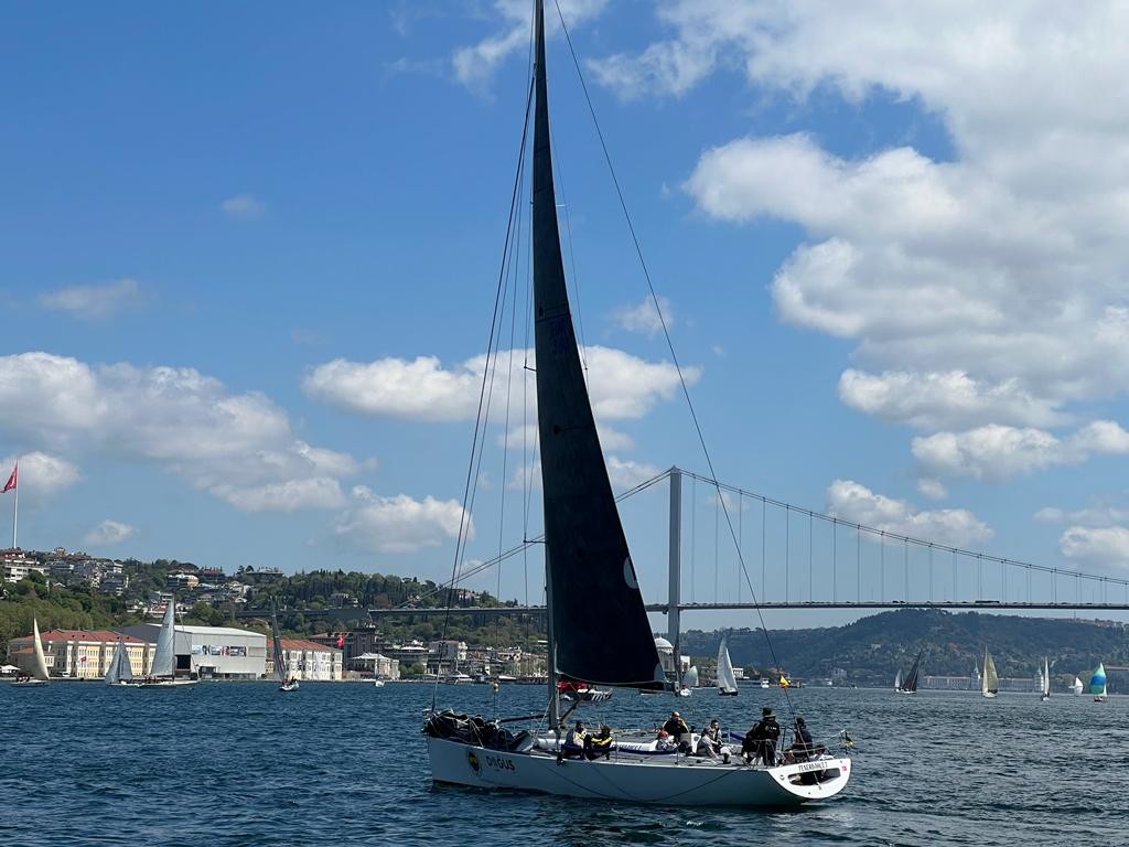 Her yıl boğazda görsel bir şölene dönüşen ’BAU Bosphorus Sailing Cup’, onlarca yelkenlinin katılımıyla start aldı. Yılın ilk boğaz yarışı olma ...