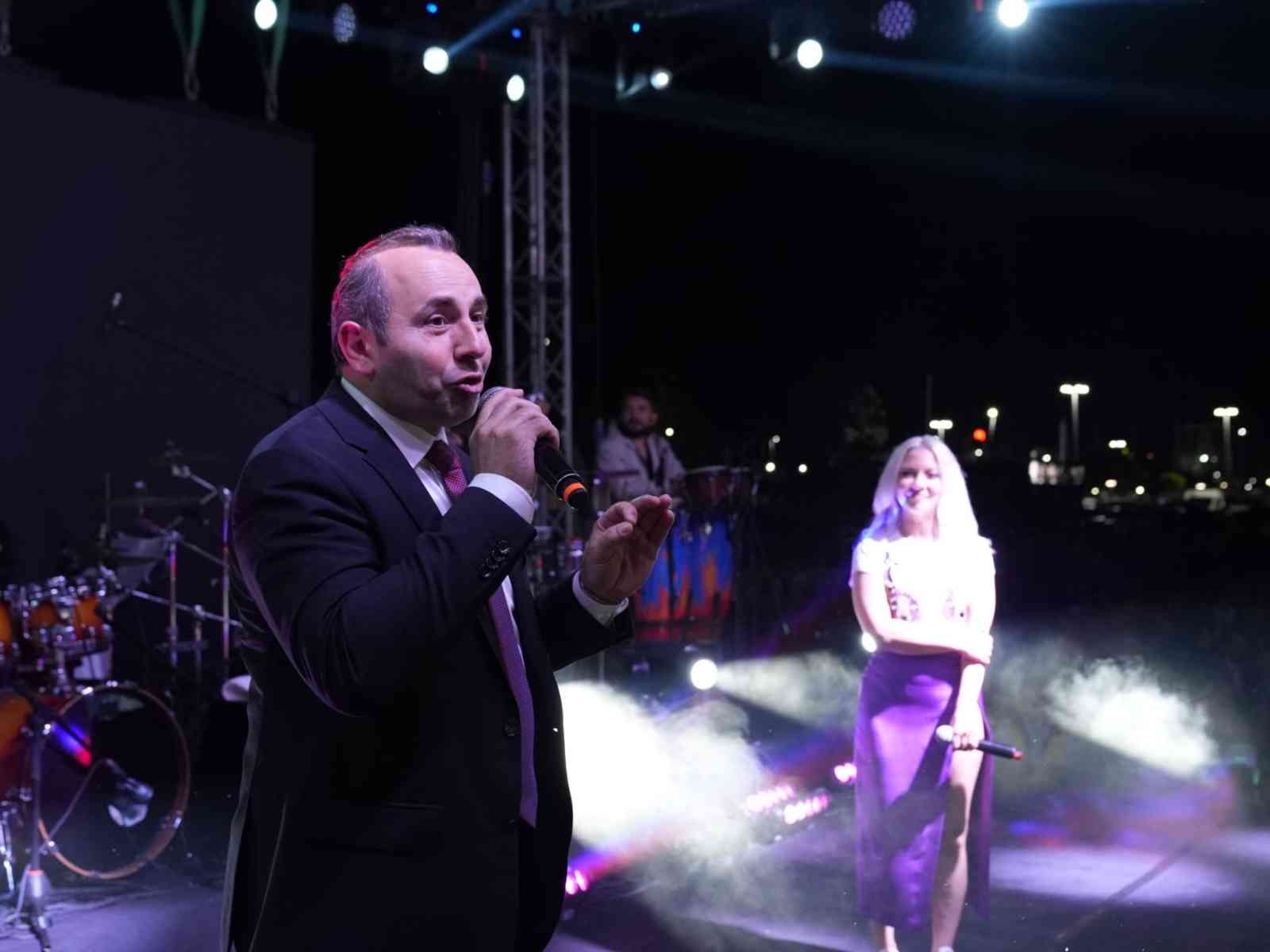 Yalova Üniversitesi’nin Yalova Belediyesi ile birlikte düzenlediği YUNİFESST’22’de sahne alan ünlü şarkıcı Ece Seçkin, festivale damgasını vurdu ...